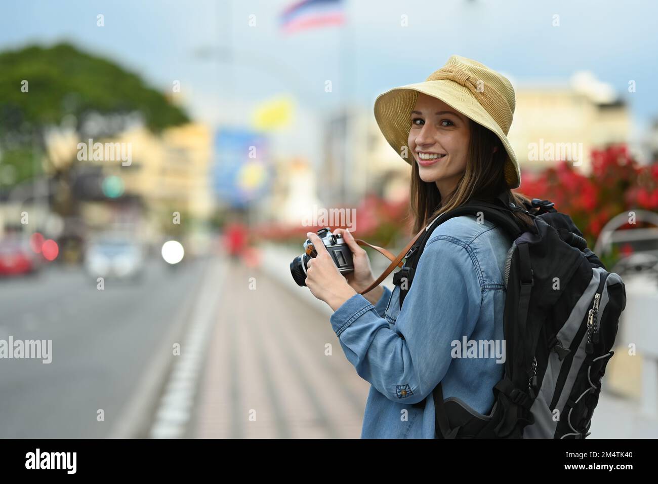 Bonne femme de race blanche avec sac à dos pour des vacances en Thaïlande.  Blogueur, concept de vacances et de voyage Photo Stock - Alamy