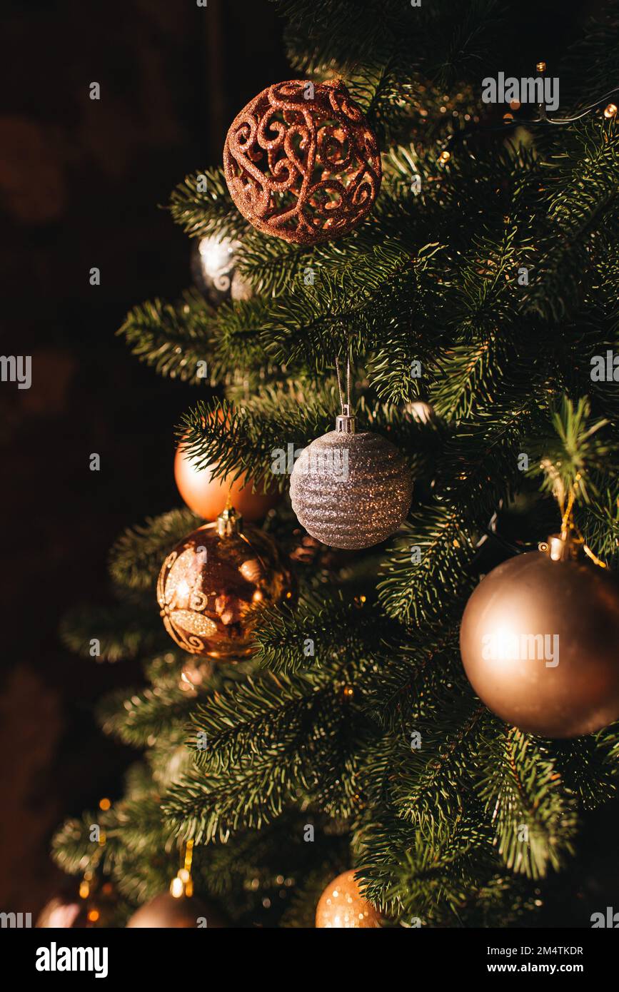 Fermez les boules sur l'arbre de Noël. Guirlande de bokeh en arrière-plan. Le concept de la nouvelle année. Banque D'Images