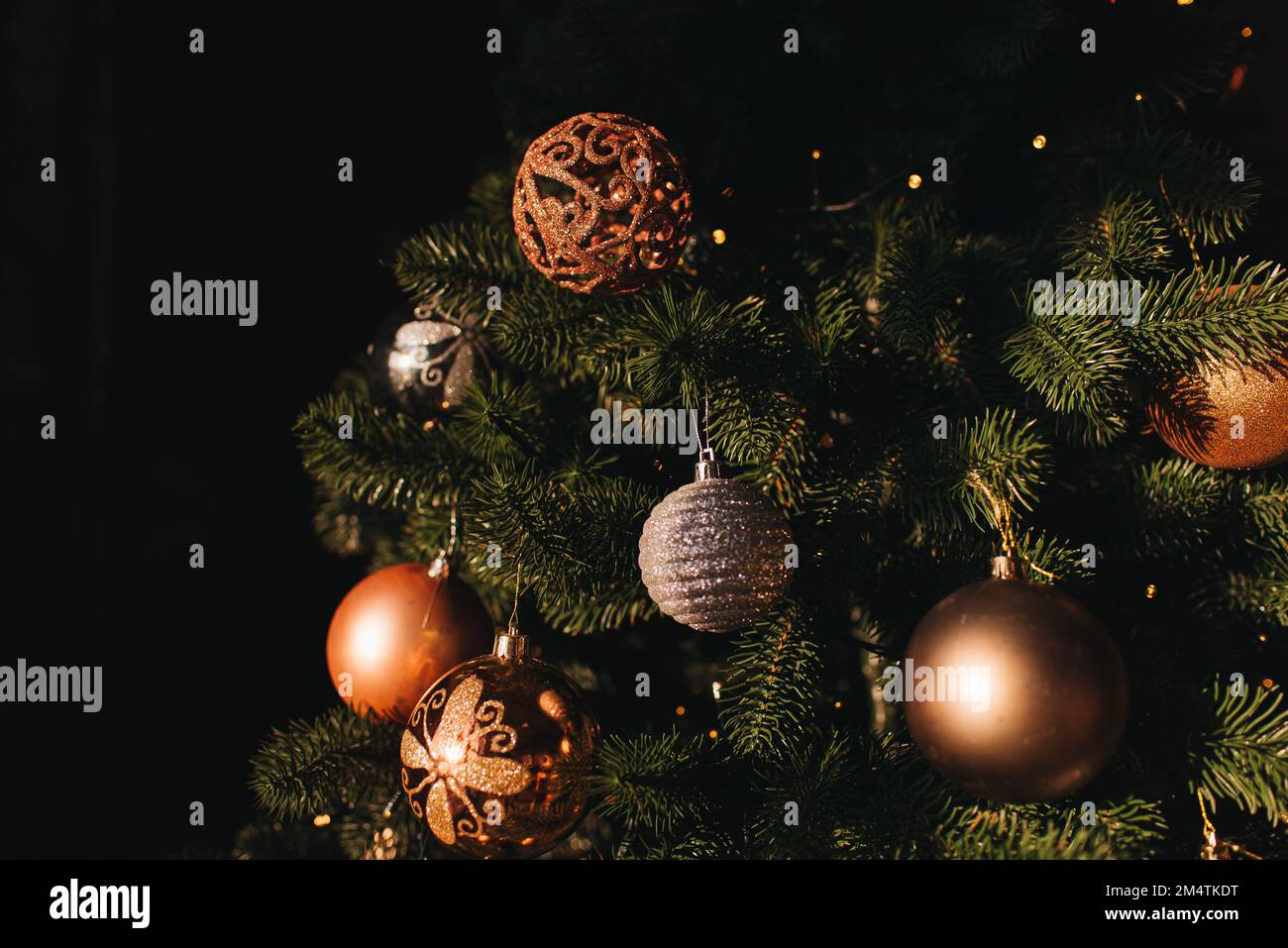 Fermez les boules sur l'arbre de Noël. Guirlande de bokeh en arrière-plan. Le concept de la nouvelle année. Banque D'Images