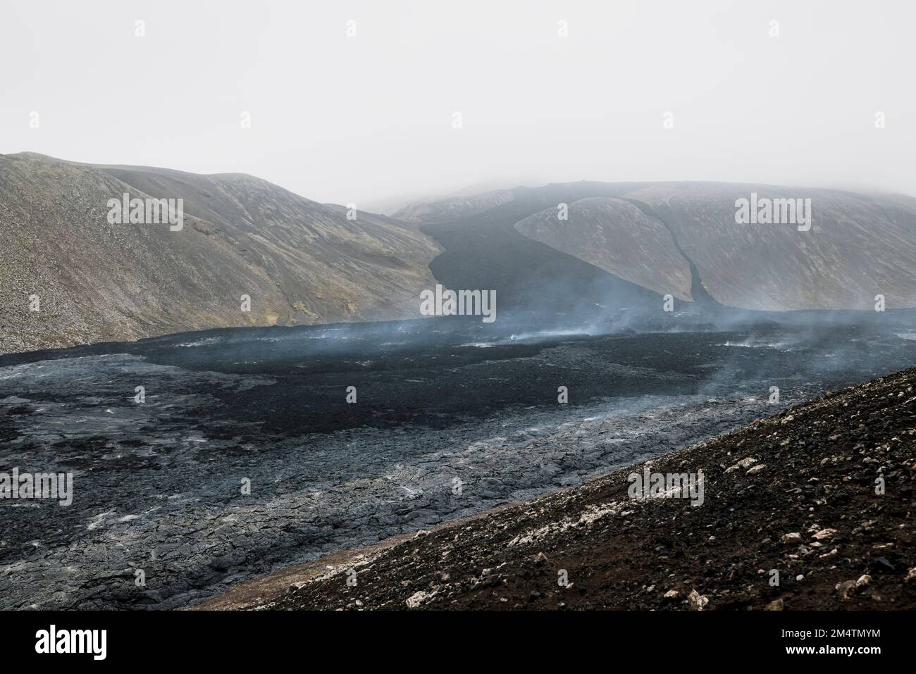 Les roches chaudes de lave se refroidissent encore à la suite de la récente éruption de Meradalir en Islande en 2022 Banque D'Images