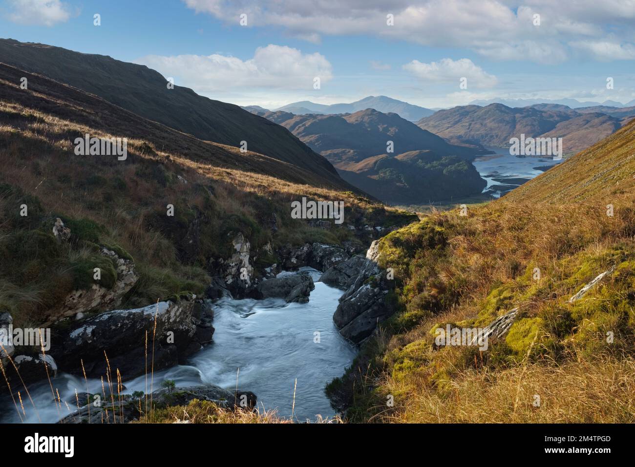 Le ruisseau de montagne de l'Allt a' Choire Mhoir s'écoulant vers le Loch long. Banque D'Images