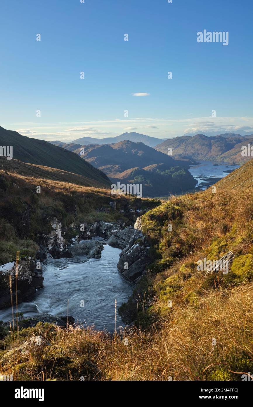 Le ruisseau de montagne de l'Allt a' Choire Mhoir s'écoulant vers le Loch long. Banque D'Images