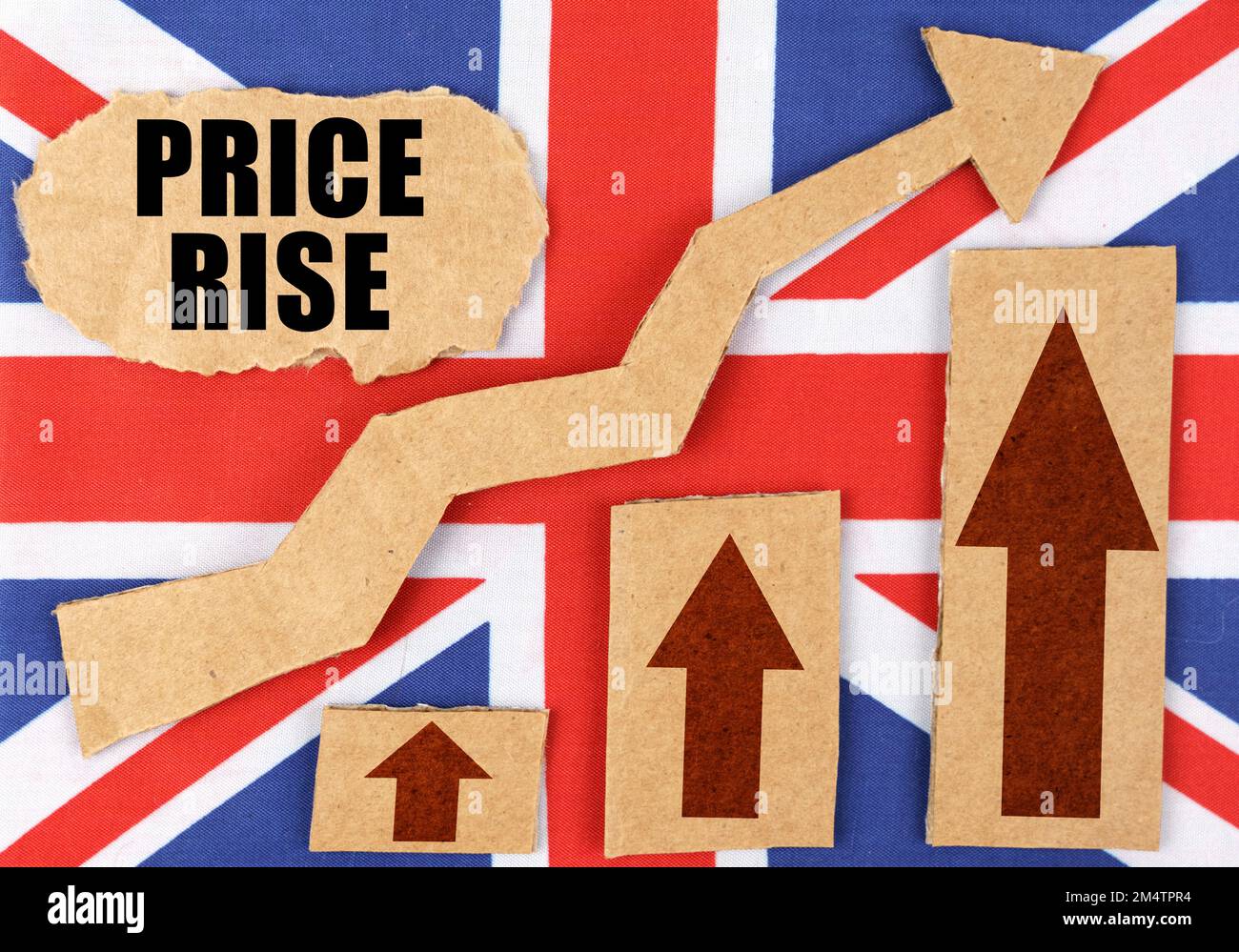 Le concept de statistiques nationales. Sur le drapeau de la Grande-Bretagne, un graphique de croissance et une plaque de carton avec l'inscription - hausse des prix Banque D'Images