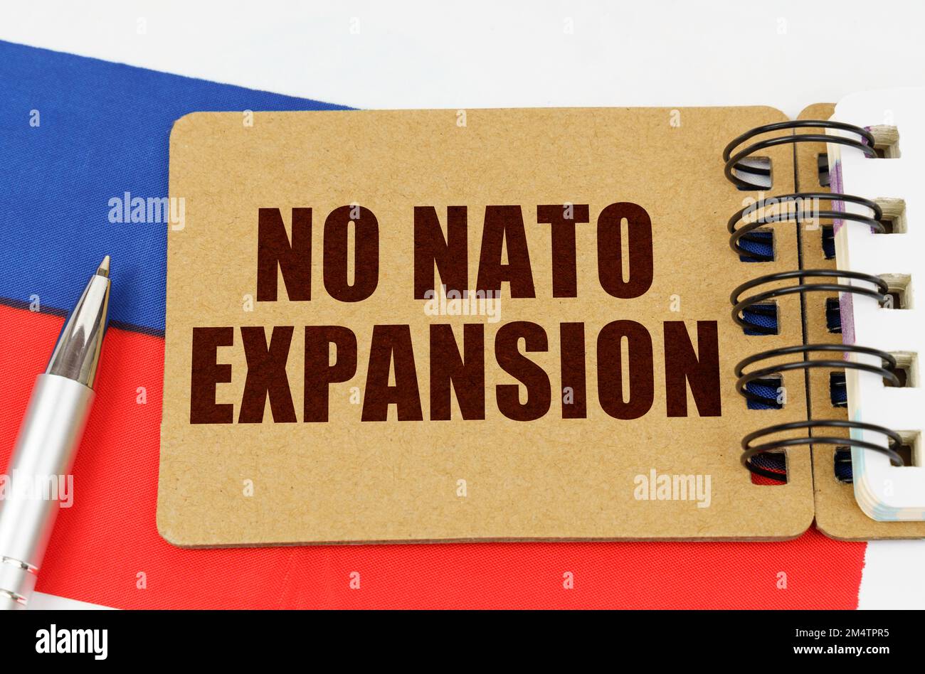 concept national. Sur le drapeau de la Russie se trouve un stylo et un bloc-notes avec l'inscription - pas d'extension OTAN Banque D'Images