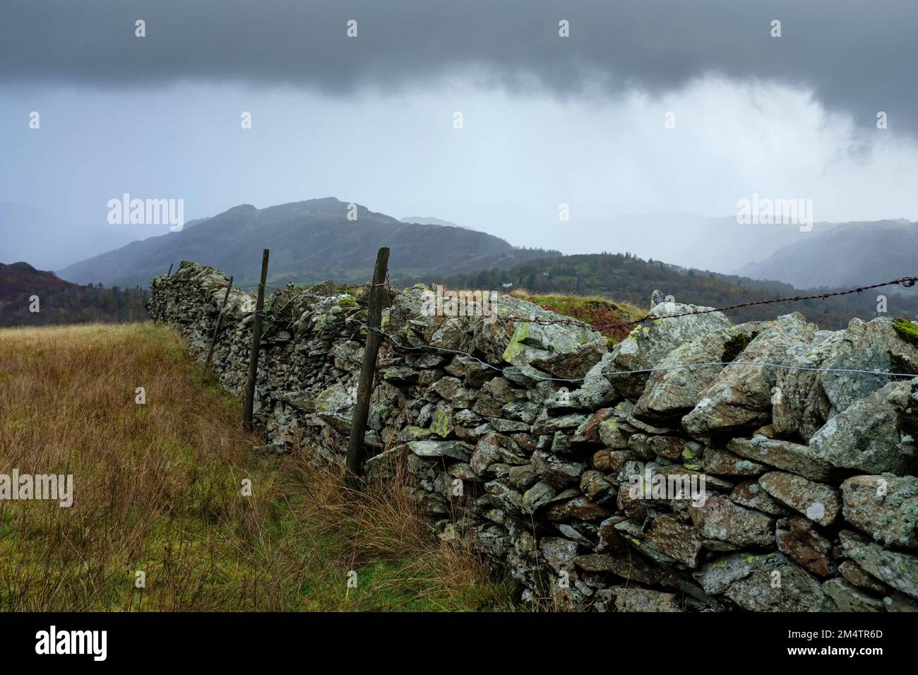 Mur de pierre sèche sur Black Fell, Tilberthwaite Fells en arrière-plan. Banque D'Images