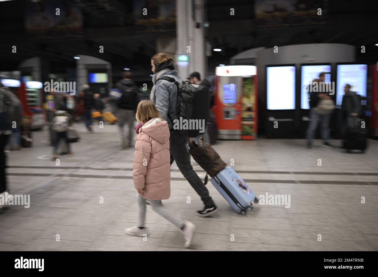 Voyageurs à la Gare de Montparnasse à Paris, France sur 2 décembre 2022. L'opérateur ferroviaire national SNCF a coupé un tiers des trains prévus pour le week-end de Noël, à un moment où des millions de Français se déplacent traditionnellement pour des réunions de famille. Les services les plus touchés ont été les lignes TGV à grande vitesse, le pilier du transport ferroviaire longue distance en France, a déclaré la SNCF. Selon le site de la SNCF, la moitié ou plus des trains réguliers ont été annulés pour le week-end sur des itinéraires clés tels que Paris à Rennes, dans l'ouest de la France, ou Paris à Bordeaux, dans le sud-ouest. Photo par Eliot Blondt/ABACAPRESS.COM Banque D'Images