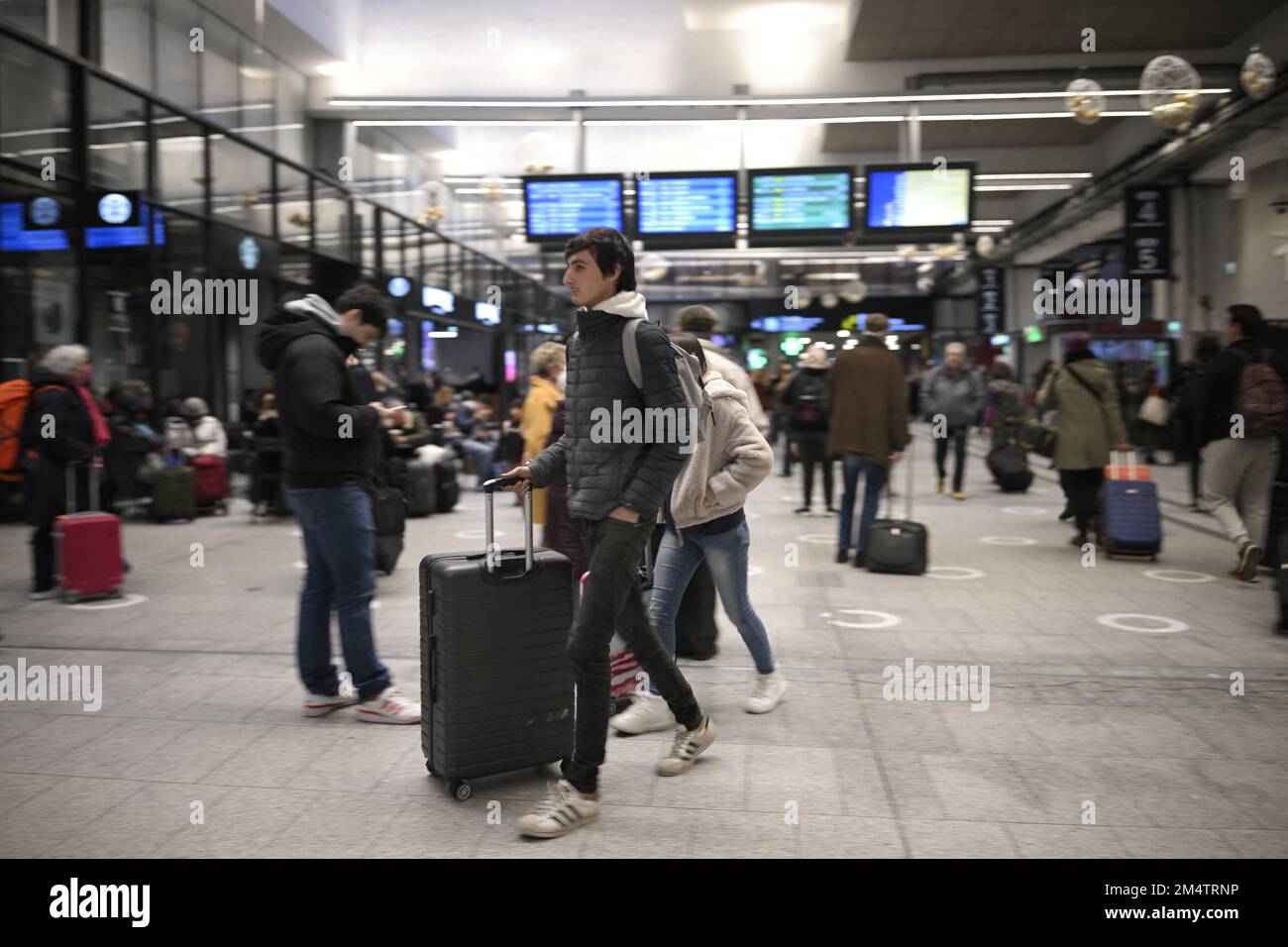 Voyageurs à la Gare de Montparnasse à Paris, France sur 2 décembre 2022.  L'opérateur ferroviaire national SNCF a coupé un tiers des trains prévus  pour le week-end de Noël, à un moment