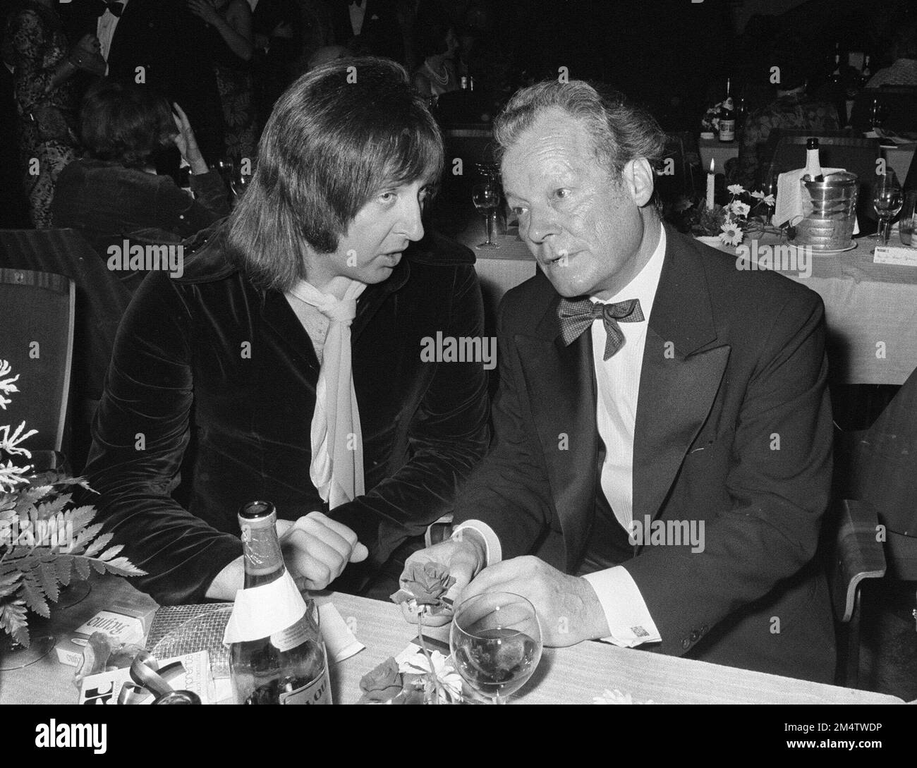 ARCHIVE PHOTO: Il y a 15 ans, on 26 décembre 2007, les Humphries, les HUMPHRIES (à gauche), Angleterre, chanteur, musicien, les Humphries Singers, est mort dans la conversation avec le chancelier Willy BRANDT, politicien, SPD, assis à une table, SW- enregistrement, ici au Federal Press ball à Bonn, 17 novembre 1973 ? Banque D'Images