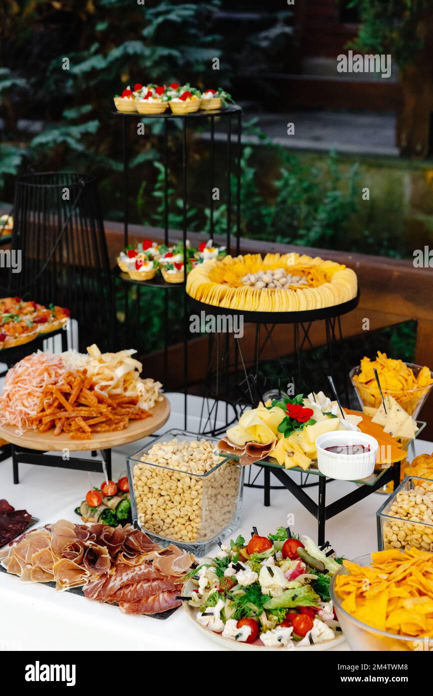 Buffet de la réception avec en-cas froids, viande et salades Photo Stock -  Alamy
