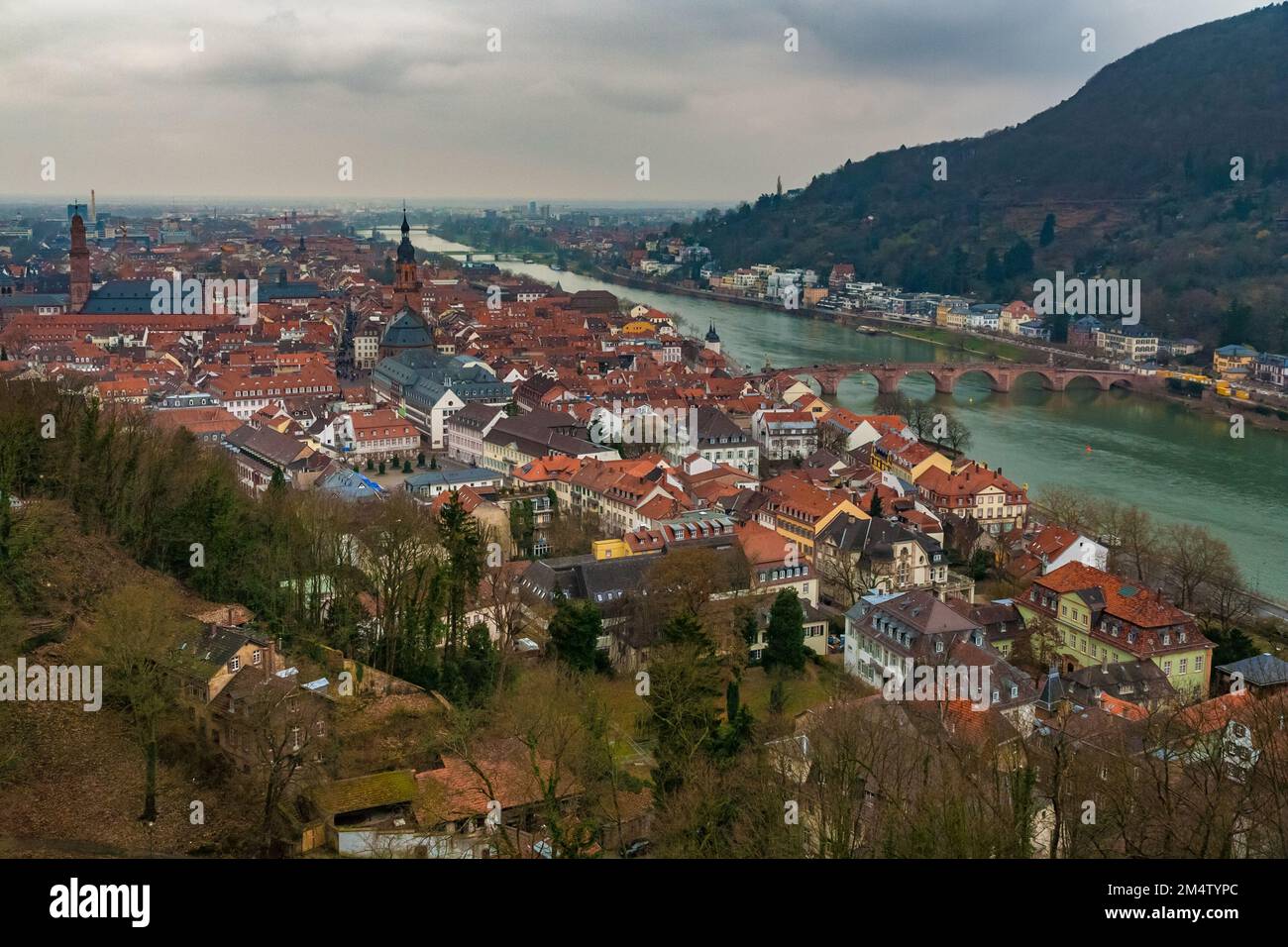 Belle vue sur la vieille ville de Heidelberg en hiver avec les deux églises Jesuitenkirche et Heiliggeistkirche et le pont Alte Brücke sur le Neckar... Banque D'Images