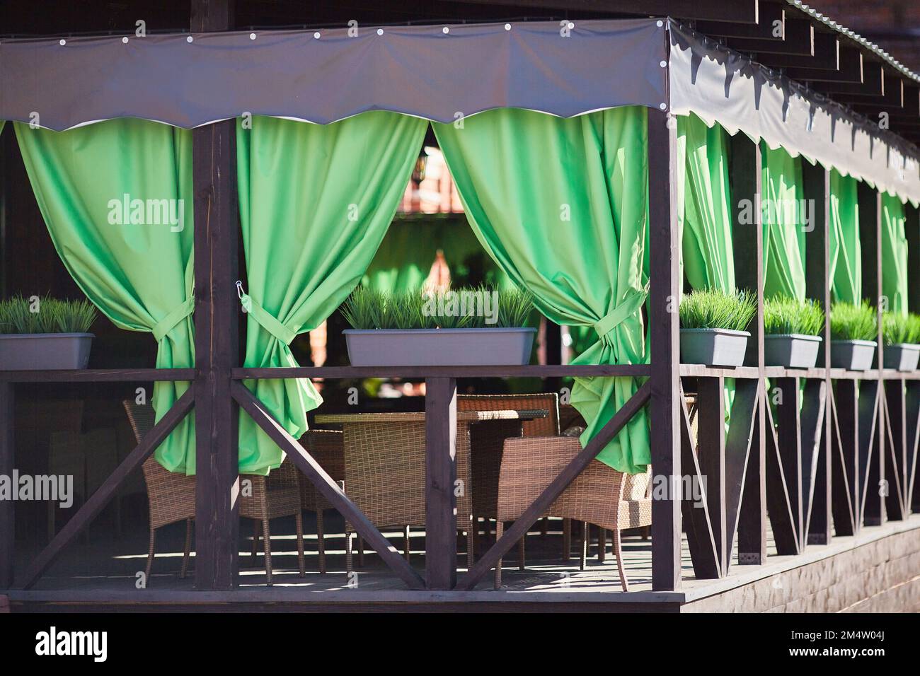 Rideaux verts d'un café de rue ou d'une terrasse Banque D'Images