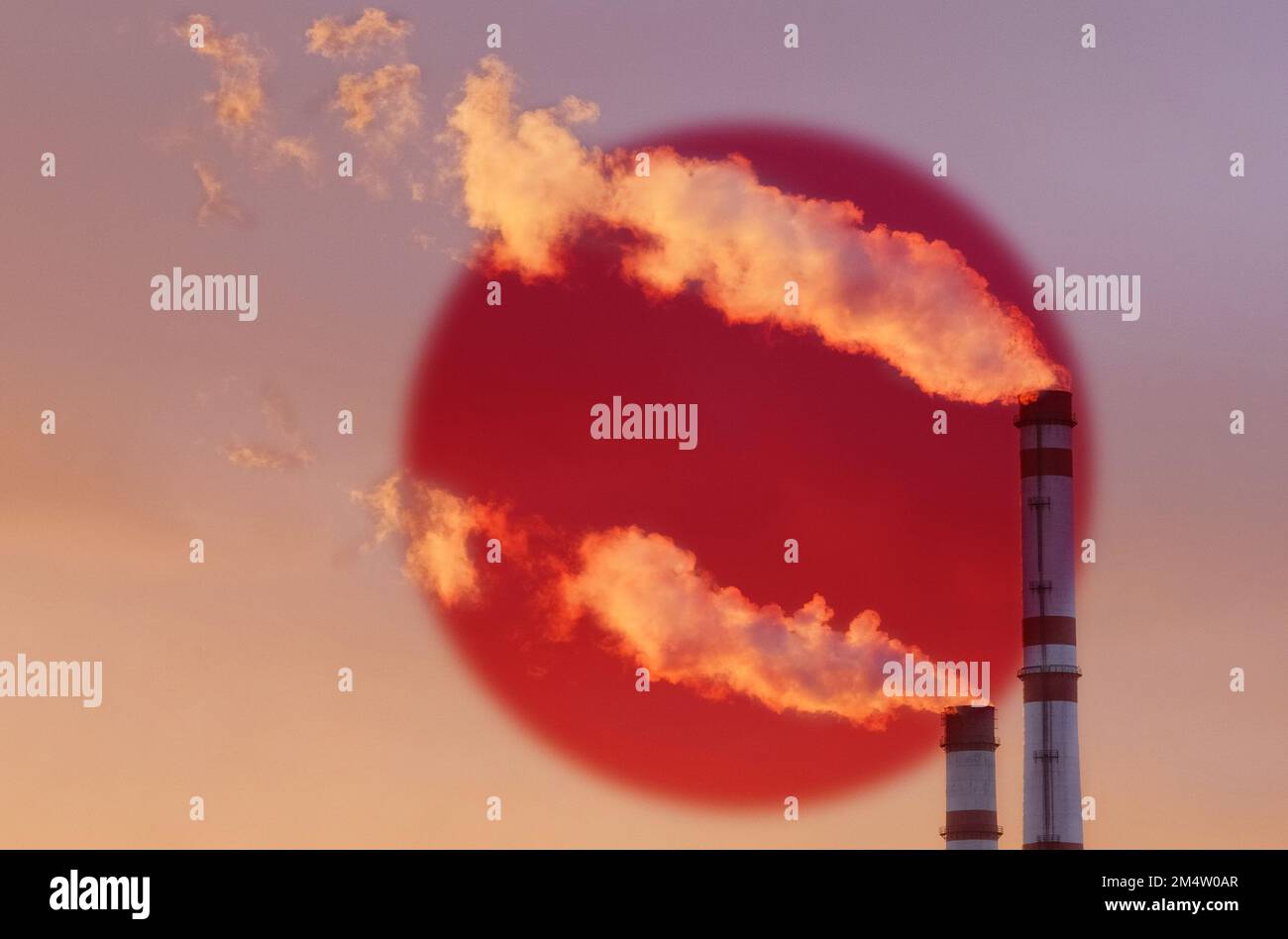 Concept écologique. Sur fond de drapeau du Japon, de la fumée coule des cheminées d'une entreprise industrielle, polluant l'air. Banque D'Images