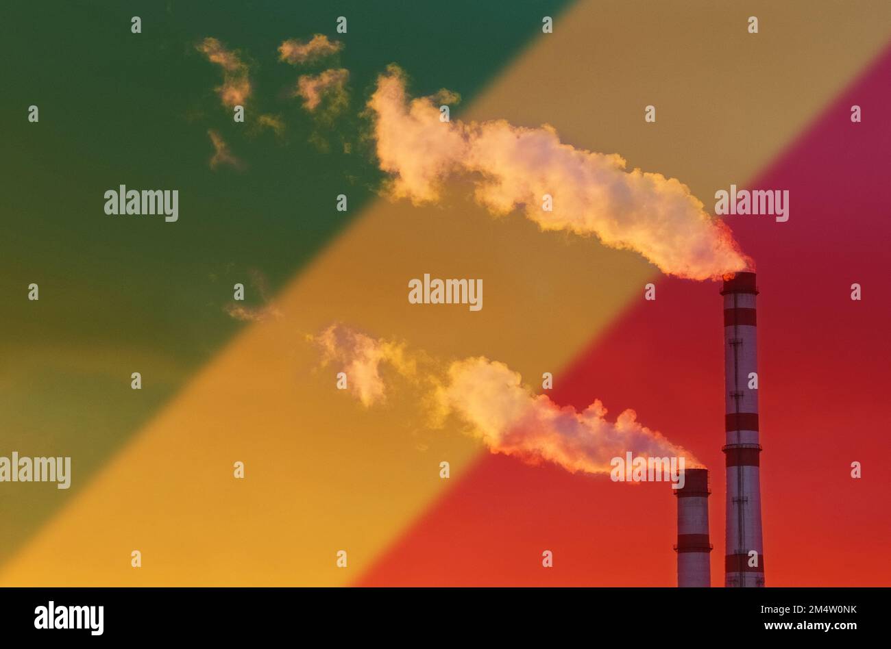 Concept écologique. Dans le fond du drapeau du Congo des tuyaux d'une entreprise industrielle, il y a de la fumée qui pollue l'air Banque D'Images