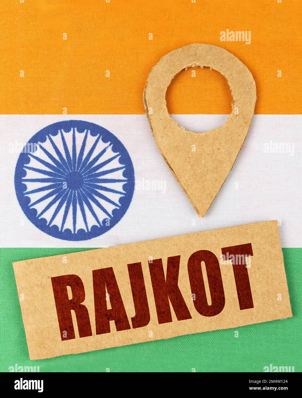 Le concept du tourisme, des vacances et de la géolocalisation. Sur le drapeau indien, un symbole de géolocalisation et un signe avec l'inscription - Rajkot Banque D'Images