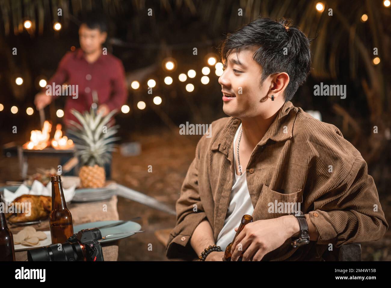 Les jeunes hommes asiatiques aiment la fête de nuit Banque D'Images