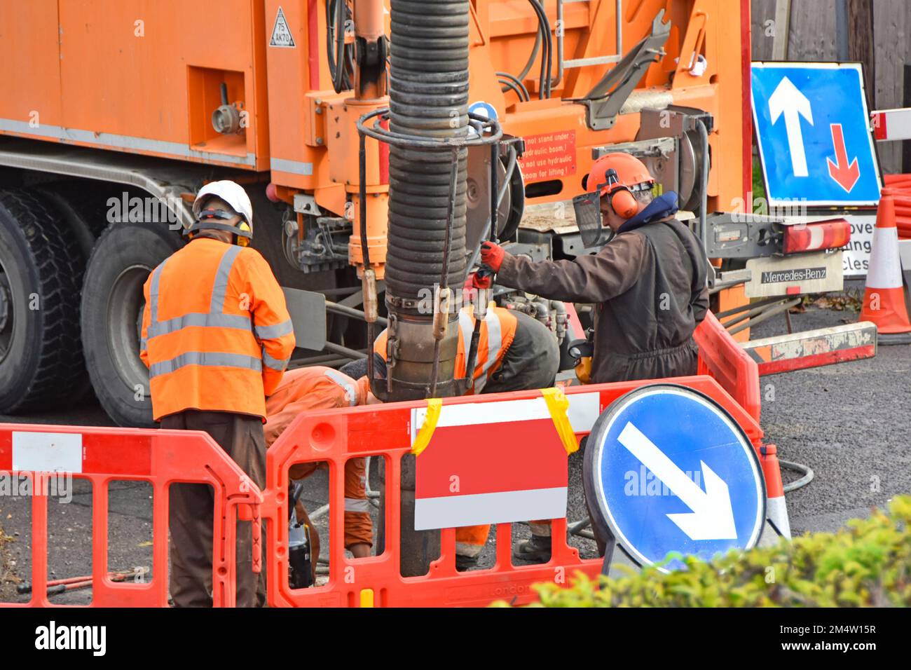 Vue rapprochée de la pelle hydraulique louée l'opérateur de camion hgv en blouson noir contrôle tous les mouvements de la machine à l'aide de la télécommande Angleterre Royaume-Uni Banque D'Images