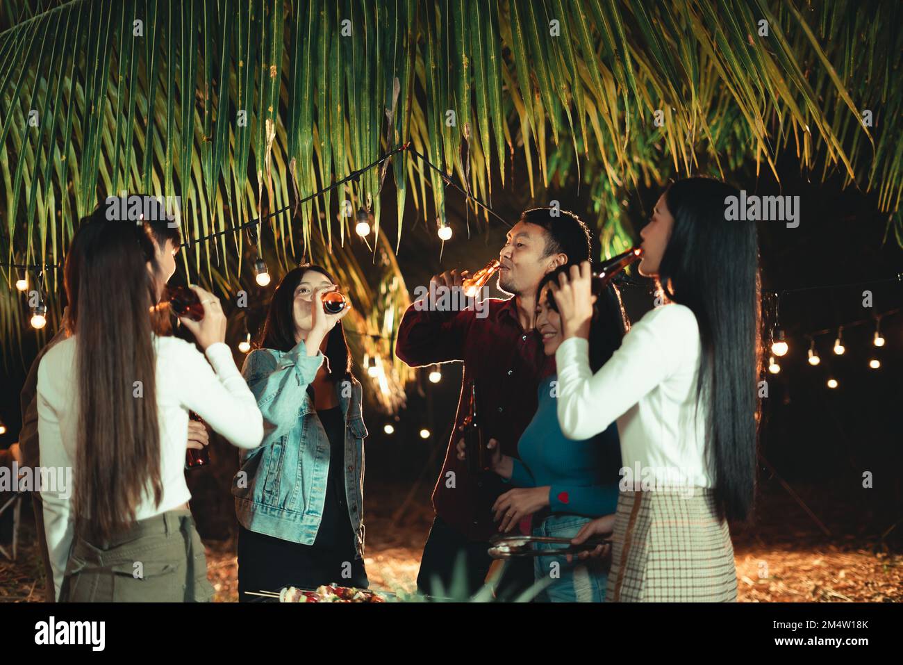 Groupe d'amis asiatiques appréciant des vacances Banque D'Images