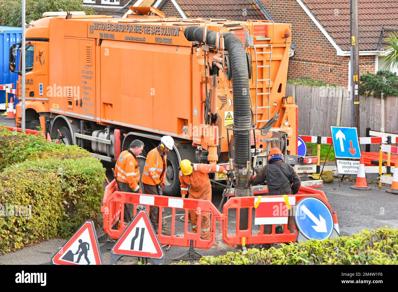 Location d'une pelle hydraulique à aspiration camion hgv et opérateur pour le remplacement du gaz principal via l'aspiration de la fosse à l'extérieur de chaque maison dans cette route résidentielle au Royaume-Uni Banque D'Images