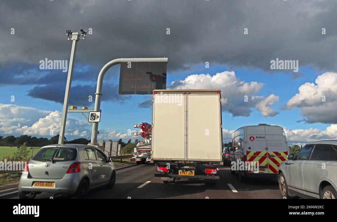 Accident grave sur l'autoroute M6 aux heures de pointe, circulation à l'arrêt, Sandbach, Cheshire, Angleterre, Royaume-Uni, CW11 4TE Banque D'Images