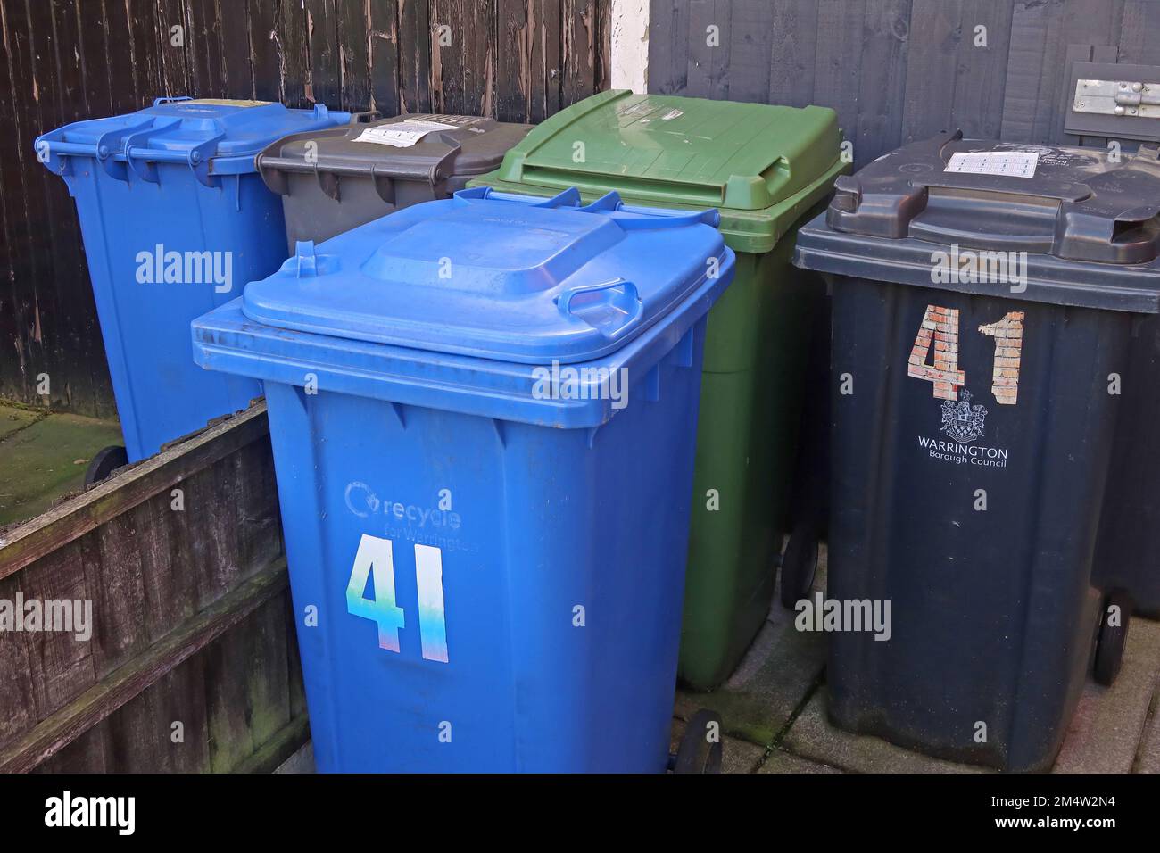 Recyclage et collecte des déchets par Warrington Borough Council, Warrington déchets de différentes couleurs Wheelie Bins, Cheshire, Angleterre, Royaume-Uni Banque D'Images