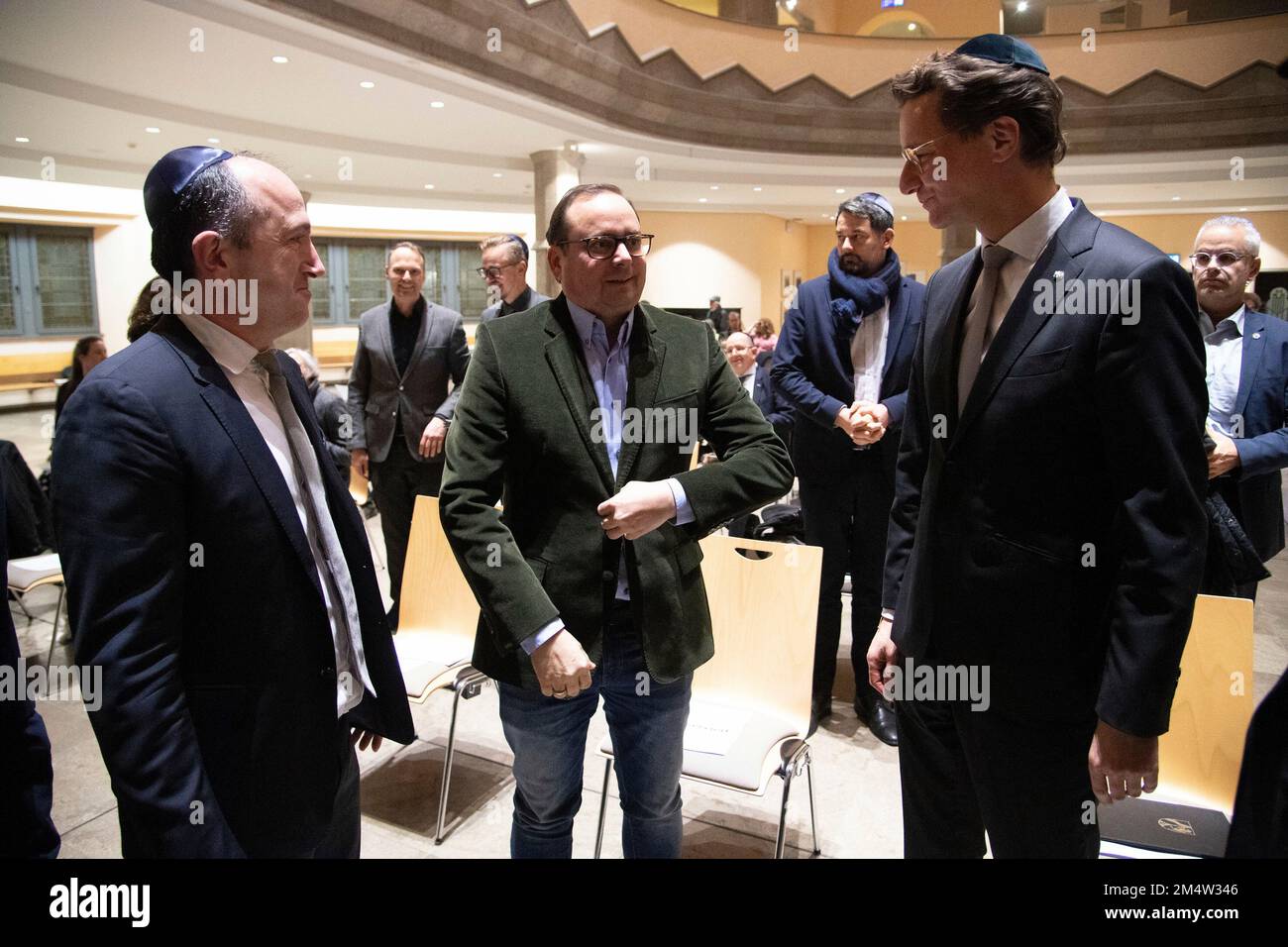 De gauche Schalwa Chemsuraschvili, Président de la Communauté juive d'Essen Thomas KUFEN, Maire de la ville d'Essen, Rabbi Shmuel ARONAW, Hendrik WUEST, Wust, CDU, Premier ministre de l'État de Rhénanie-du-Nord-Westphalie, Festival pour éclairer la cinquième bougie Hanoukkah dans l'ancienne synagogue d'Essen, 22 décembre .2022 Banque D'Images