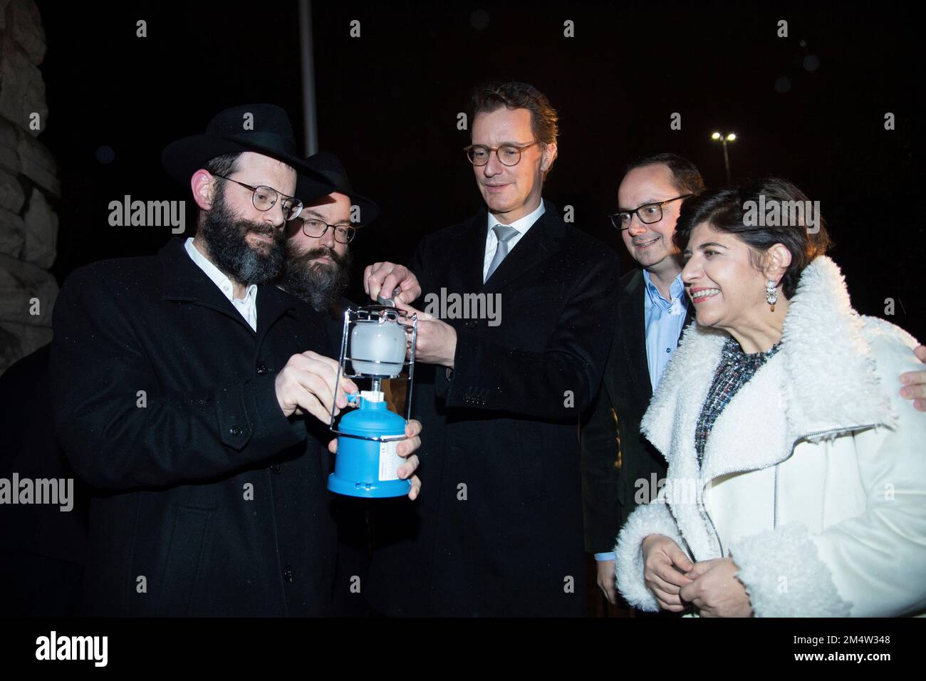 Eat, Allemagne. 22nd décembre 2022. fl Rabbi Shmuel ARONAW, non identifié, Hendrik WUEST, Wust, CDU, Premier ministre de l'État de Rhénanie-du-Nord-Westphalie, Thomas KUFEN, maire de la ville d'Essen, Berivan AYMAZ, deuxième vice-président du Parlement d'État de Rhénanie-du-Nord-Westphalie, éclairent la cinquième bougie, festival pour allumer la cinquième bougie Hanoukkah dans l'ancienne synagogue d'Essen, 22 décembre 2022 crédit: actualités en direct de dpa/Alamy Banque D'Images