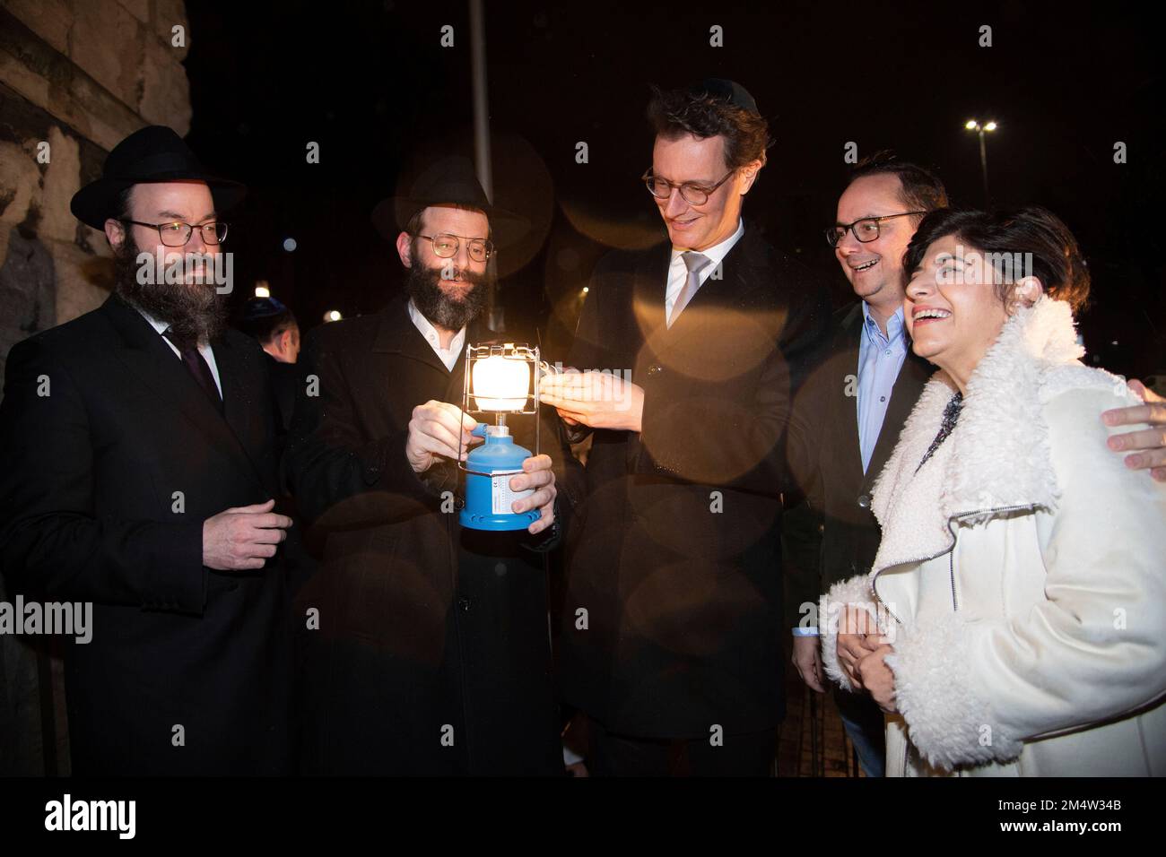 Eat, Allemagne. 22nd décembre 2022. fl Rabbi Shmuel ARONAW, non identifié, Hendrik WUEST, Wust, CDU, Premier ministre de l'État de Rhénanie-du-Nord-Westphalie, Thomas KUFEN, Lord Mayor of the City of Essen, Berivan AYMAZ, deuxième vice-président du Parlement d'État de Rhénanie-du-Nord-Westphalie, allume la cinquième bougie, festival pour allumer la cinquième bougie Hanoukkah dans l'ancienne synagogue d'Essen, 22 décembre 2022 Credit: actualités en direct de dpa/Alamy Banque D'Images