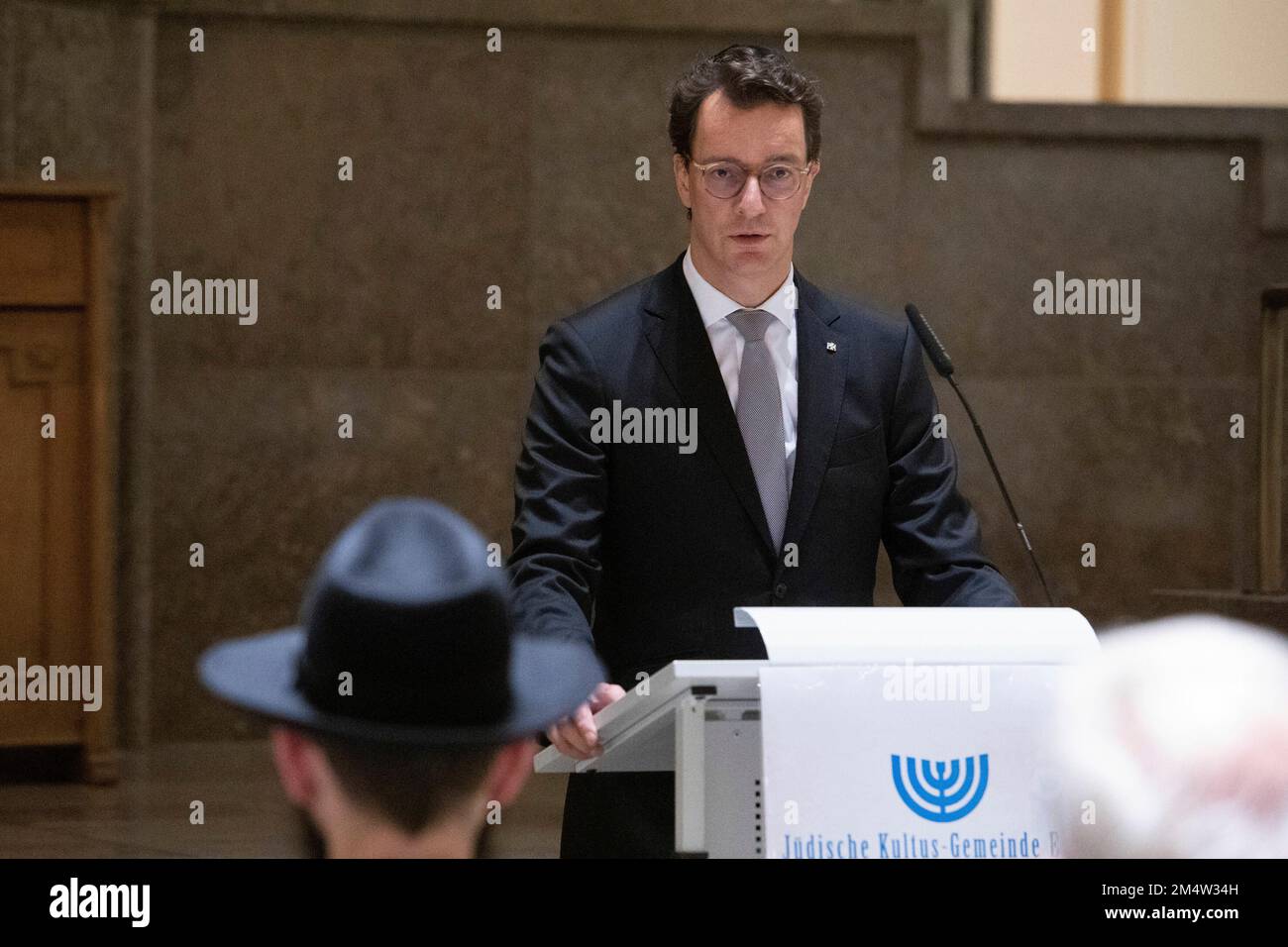 Eat, Allemagne. 22nd décembre 2022. Hendrik WUEST, Wust, CDU, Premier ministre de la Rhénanie-du-Nord-Westphalie, au cours de son discours. Festival à la lumière de la cinquième bougie Hanukkah dans l'ancienne synagogue d'Essen, 22 décembre 2022 Credit: dpa/Alamy Live News Banque D'Images