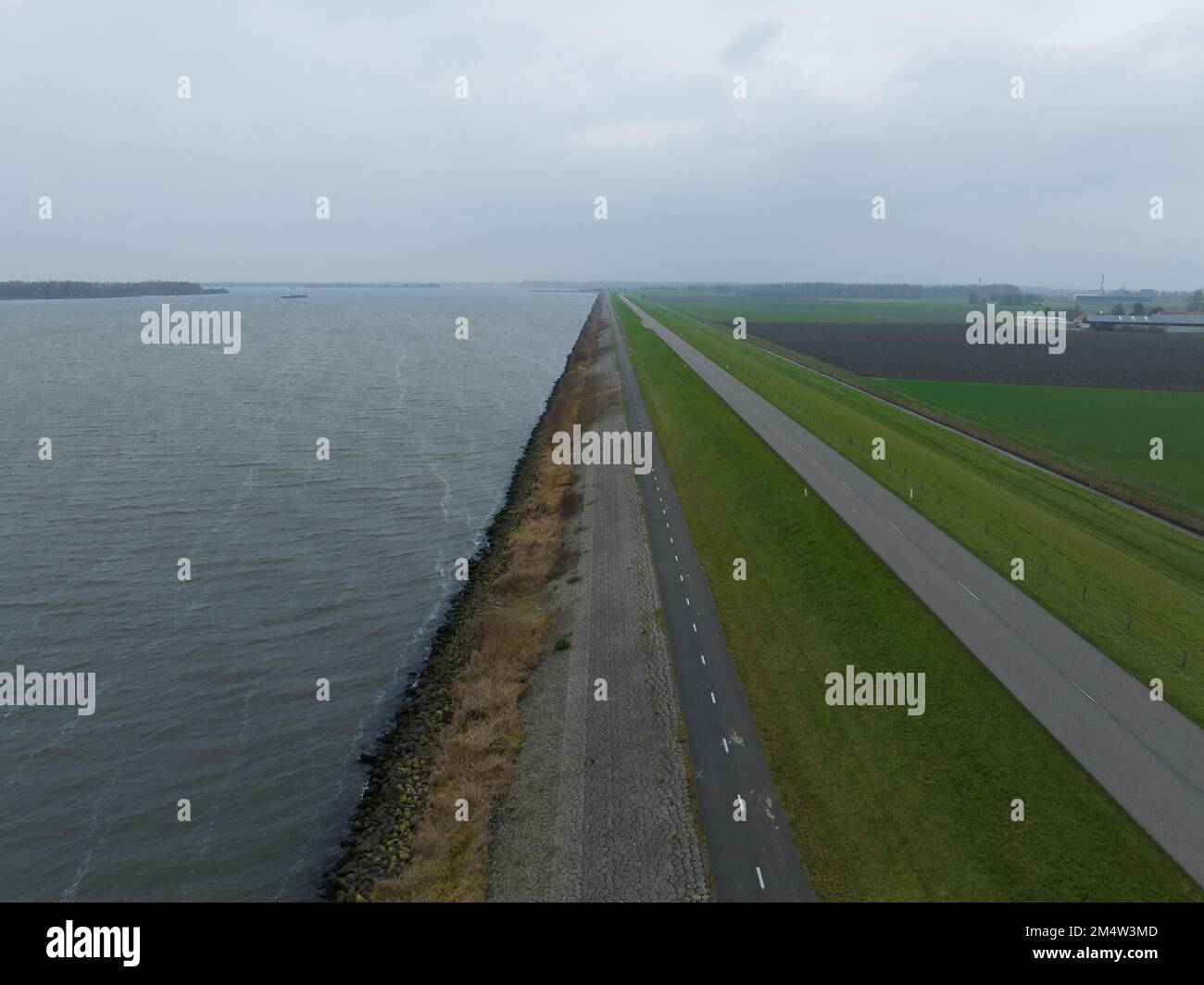 Infrastructure de la digue aux pays-Bas, aux pays-Bas. Barrière d'inondation le long de l'Ijselmeer près de Lelystad et Urk. Ligne côtière d'eau et de terre. Drone aérien Banque D'Images