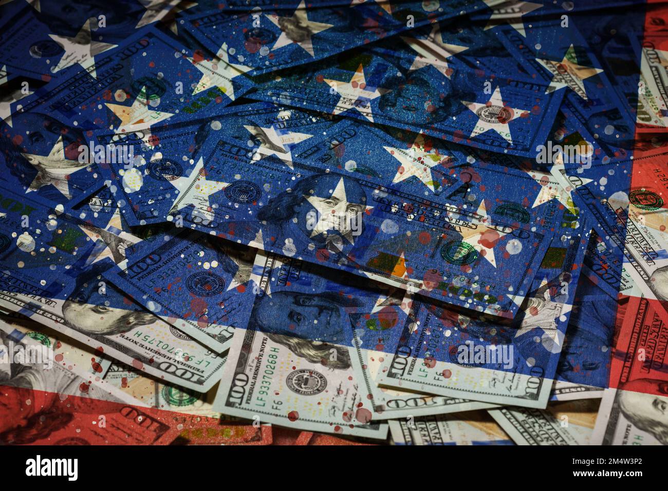 USA drapeau national américain comme arrière-plan, dollars américains sur drapeau américain, gros plan Banque D'Images