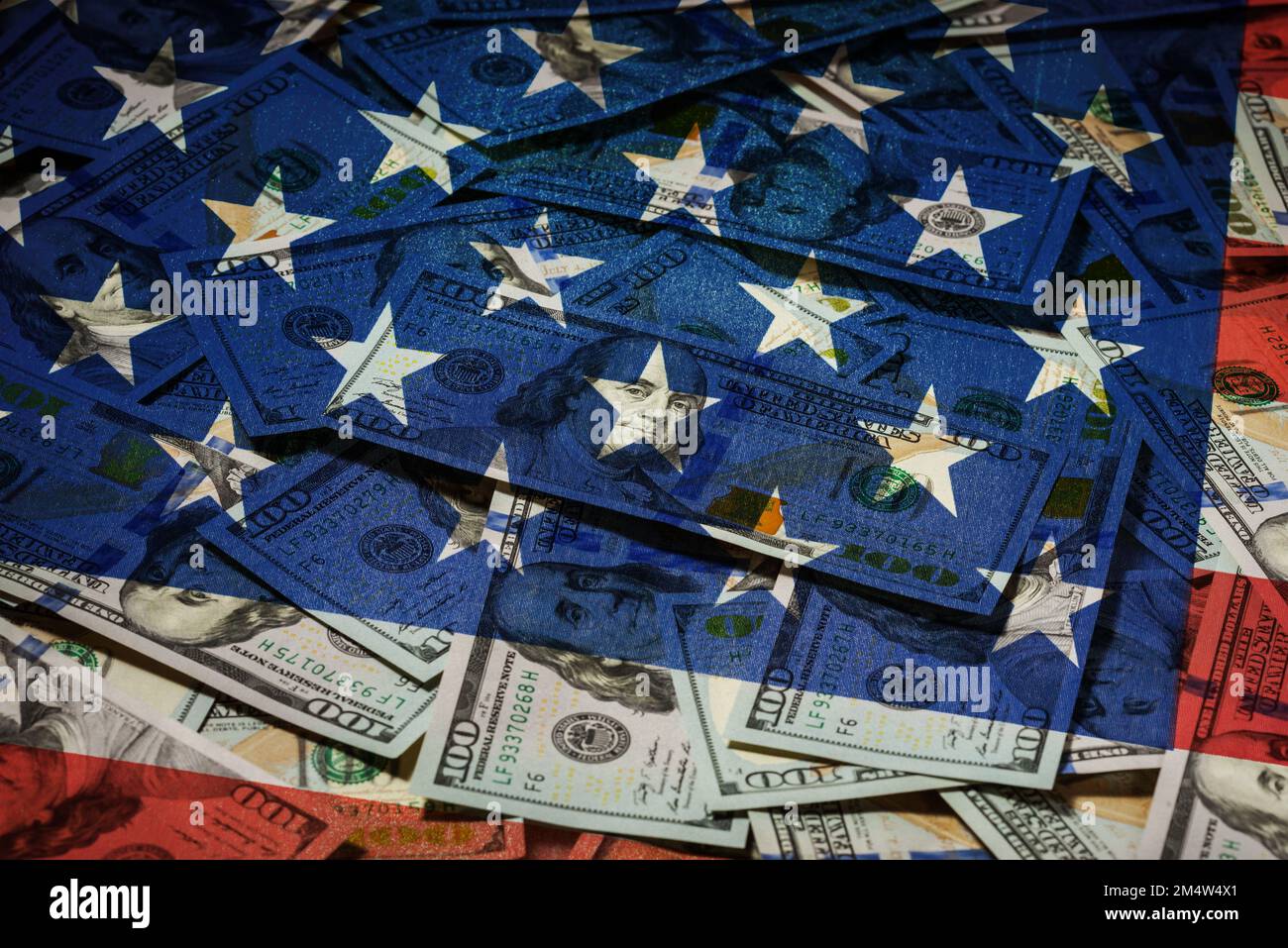 USA drapeau national américain comme arrière-plan, dollars américains sur drapeau américain, gros plan Banque D'Images