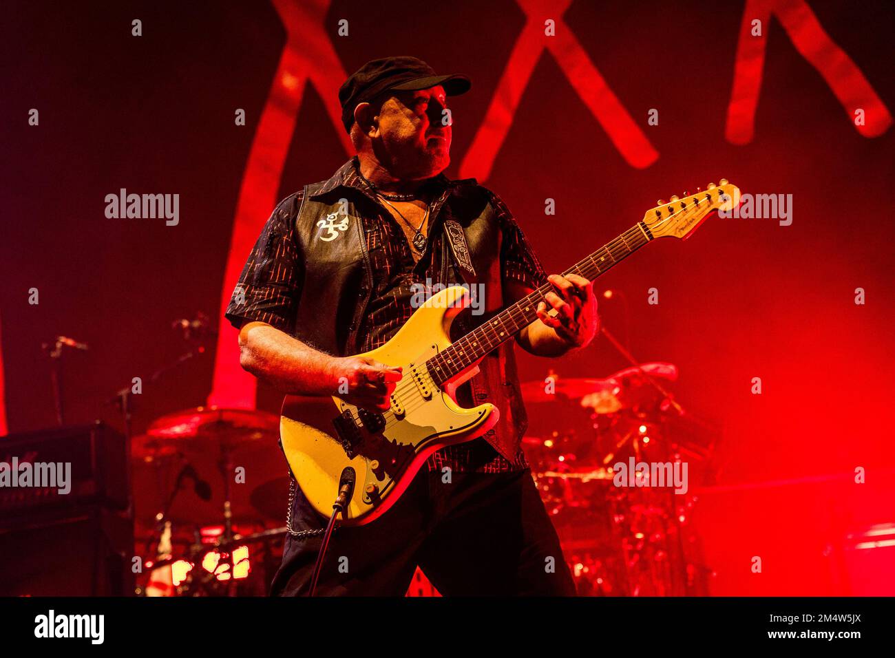 Milan, Italie. 22nd décembre 2022. Ghigo Renzulli du groupe de rock italien Litfiba se produit en direct au Forum de Mediolanum à Milan crédit: SOPA Images Limited/Alamy Live News Banque D'Images