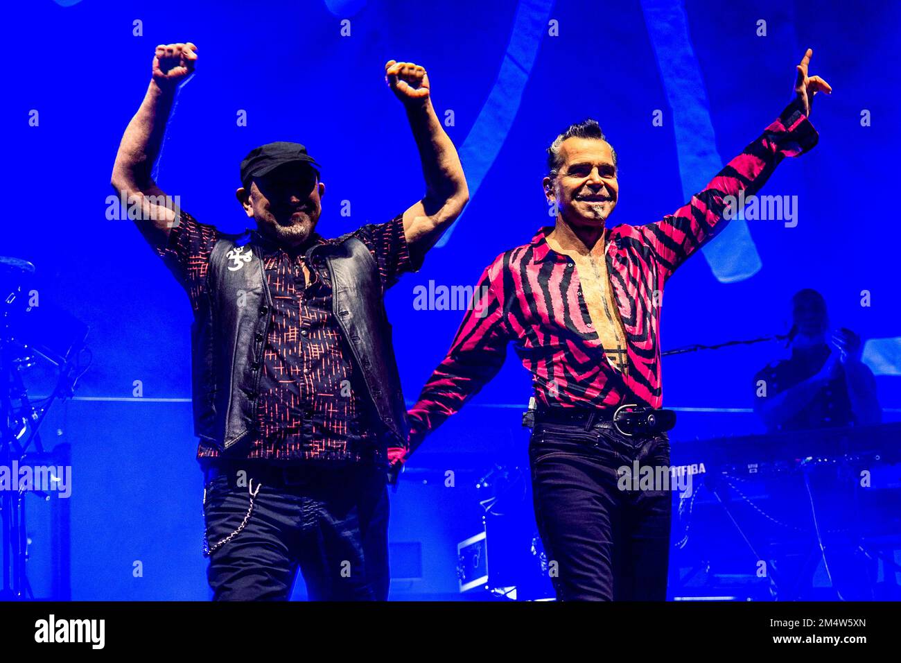 Milan, Italie. 22nd décembre 2022. Piero Pelù (R) et Ghigo Renzulli (L) du groupe de rock italien Litfiba se produit en direct au Forum de Mediolanum à Milan (photo de Mairo Cinquetti/SOPA Images/Sipa USA) Credit: SIPA USA/Alay Live News Banque D'Images