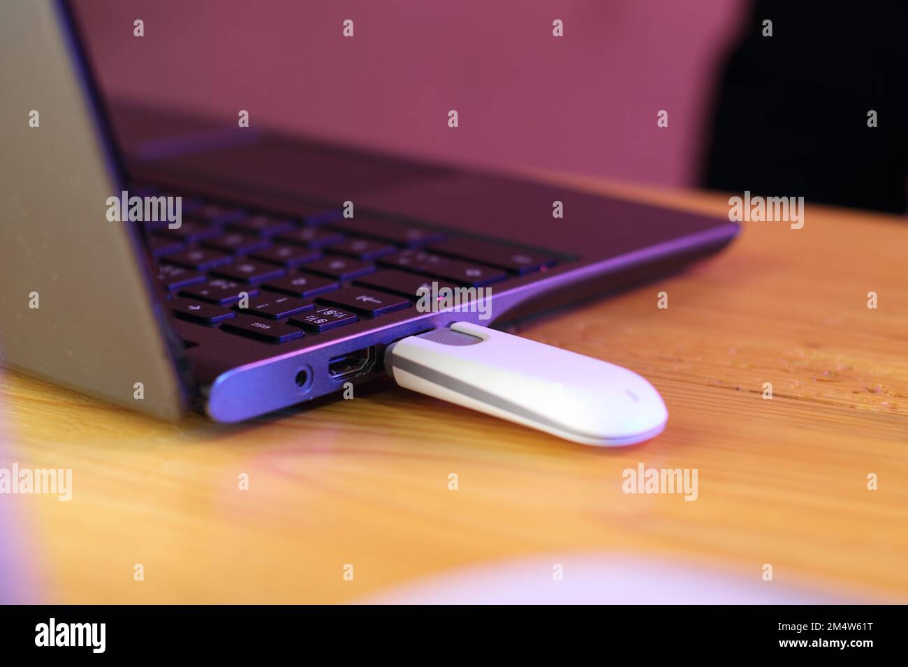 ordinateur portable avec modem gsm connecté sur table et arrière-plan rose  Photo Stock - Alamy