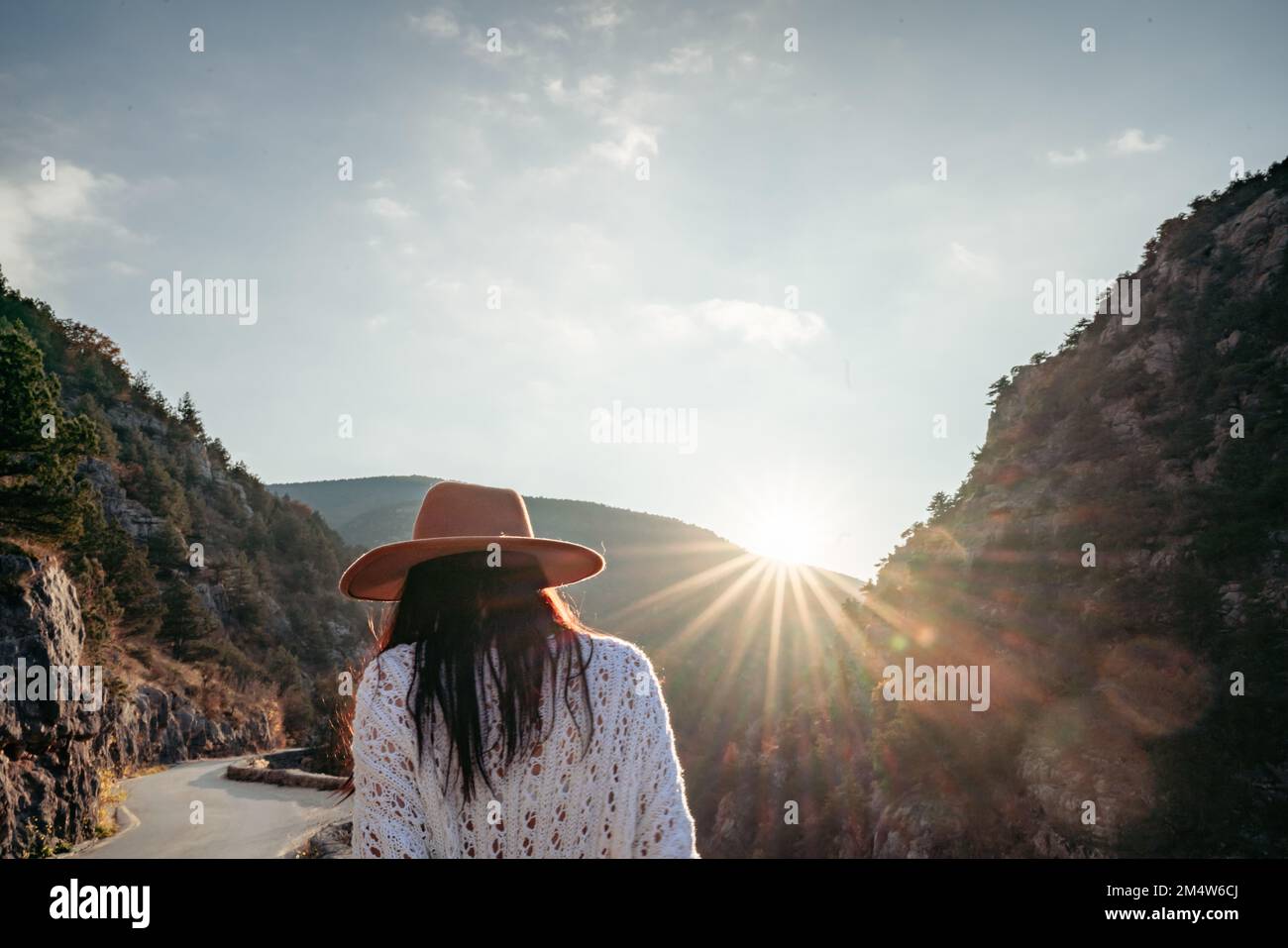 Femme voyageur en chapeau marron et chandail blanc regardant les montagnes  et la forêt étonnantes, le concept de voyage Wanderlust, moment épique  d'atmosphère Photo Stock - Alamy