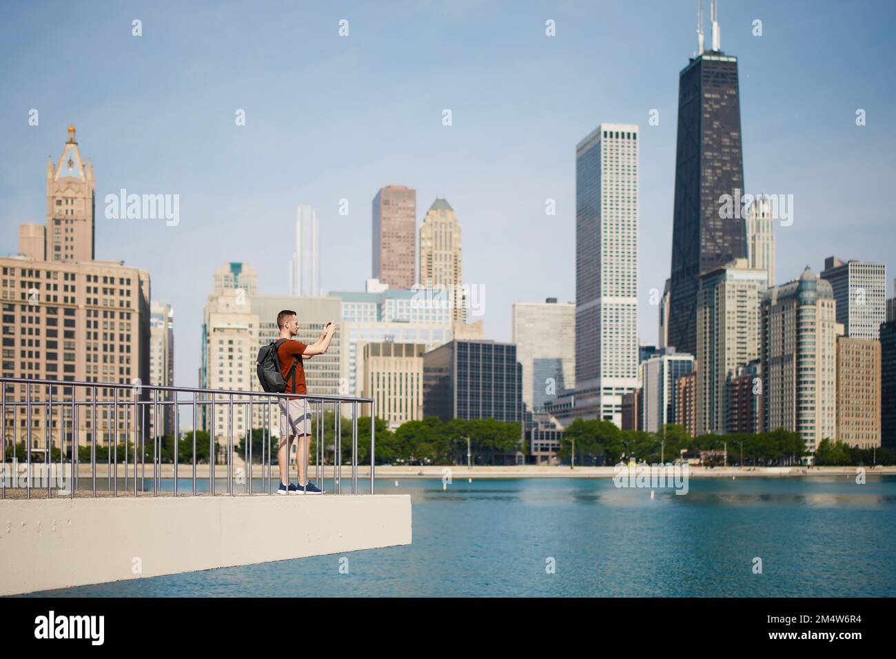Vue sur les gratte-ciel de Chicago. Concentrez-vous de manière sélective sur les jeunes tout en photographiant le paysage urbain avec un smartphone. Banque D'Images