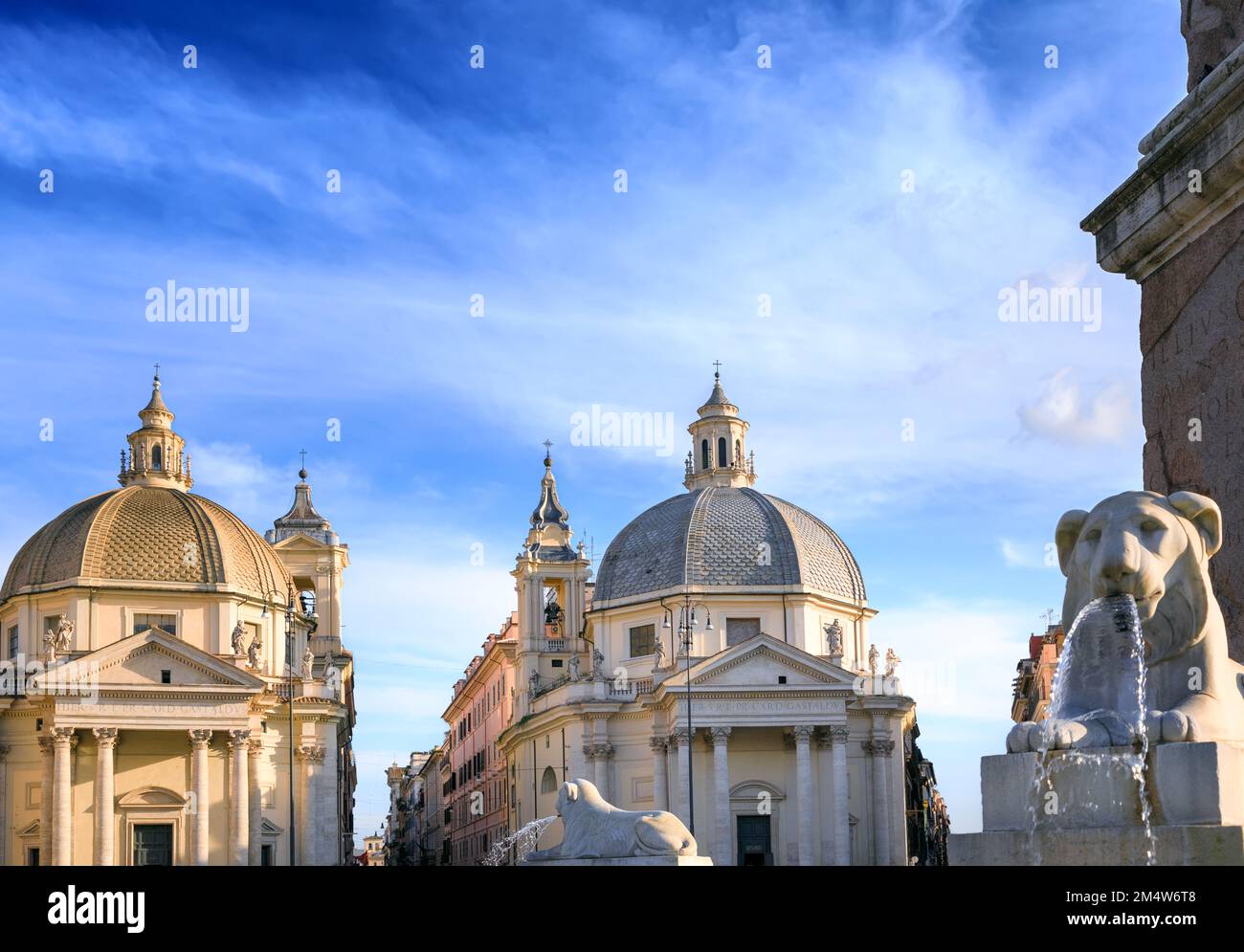 Vue sur la Piazza del Popolo (place du peuple) à Rome, Italie : églises de Santa Maria à Montesanto et Santa Maria dei Miracoli. Banque D'Images