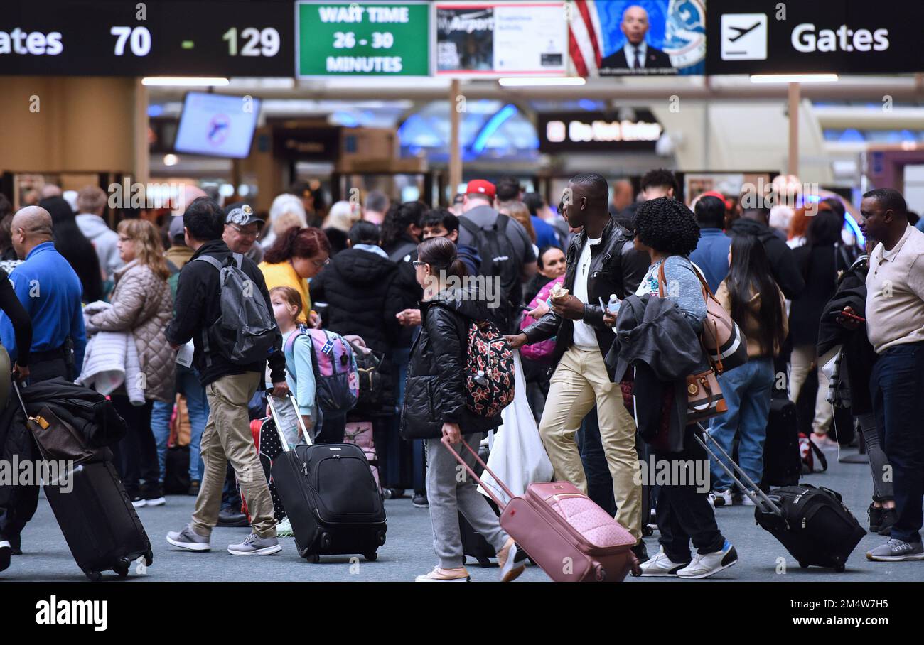 Orlando, États-Unis. 22nd décembre 2022. Les voyageurs se rendent à l'aéroport international d'Orlando deux jours avant la veille de Noël à Orlando, en Floride. L'aéroport s'attend à 3 millions de passagers pendant cette période de voyage de vacances malgré une tempête hivernale puissante qui cause des milliers de retards et d'annulations de vols. Crédit : SOPA Images Limited/Alamy Live News Banque D'Images