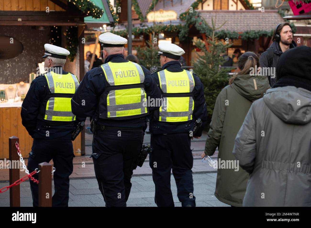 Eat, Allemagne. 22nd décembre 2022. Marché de Noël sur Kennedyplatz, policiers patrouilleurs, sécurité, zone piétonne Essen, 22 décembre, 2022 crédit : nouvelles en direct dpa/Alay Banque D'Images