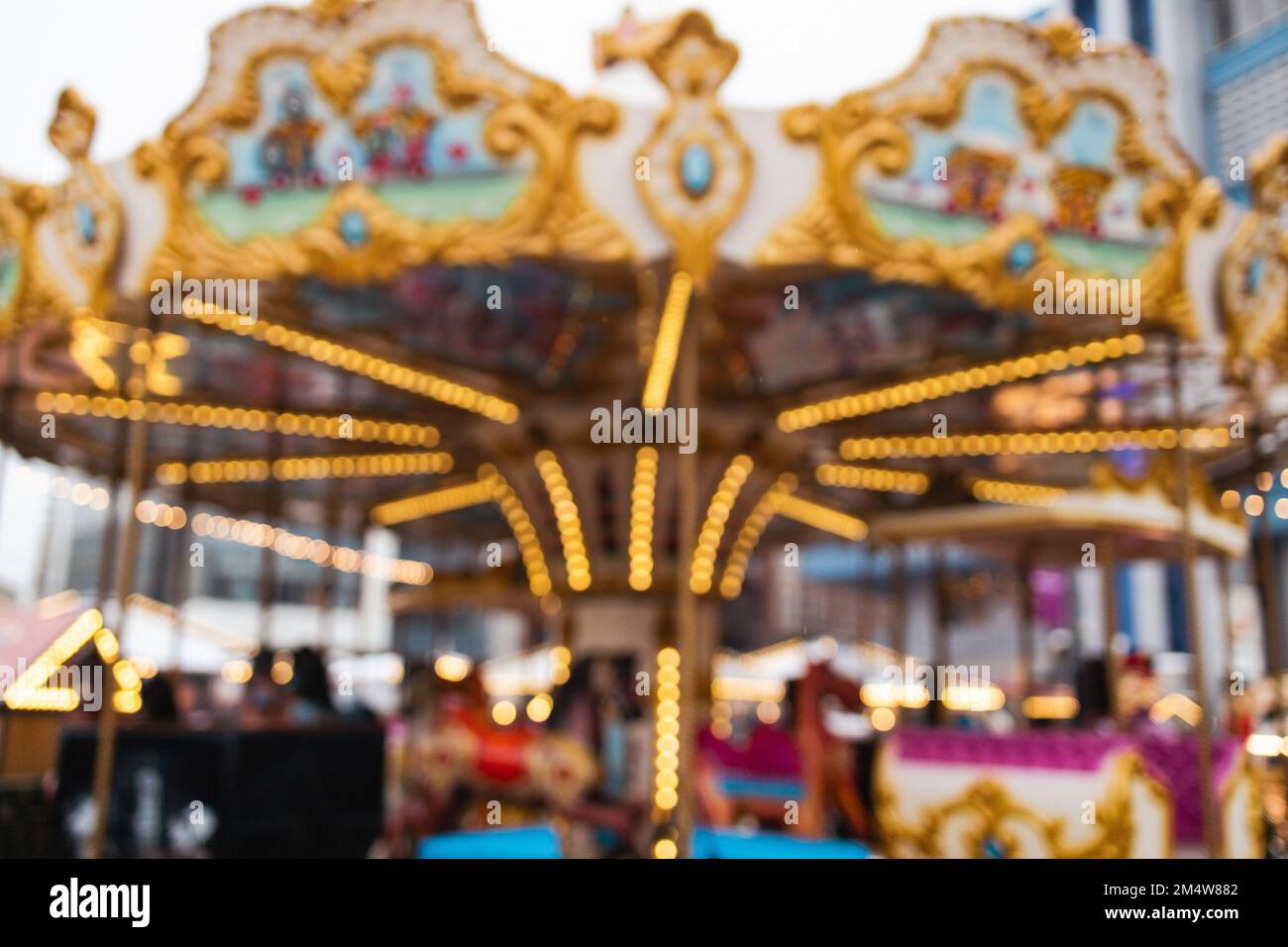 fête de noël, carrousel nouvel an avec lumières arrière-plan flou Banque D'Images