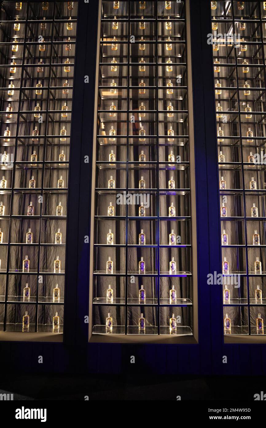 Grande collection de bouteilles de whisky de diverses années depuis 1982, exposée dans une armoire en verre, par Scotch Whisky Investments Banque D'Images