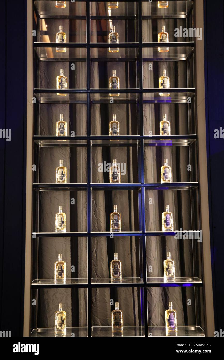 Grande collection de bouteilles de whisky de diverses années depuis 1982, exposée dans une armoire en verre, par Scotch Whisky Investments Banque D'Images