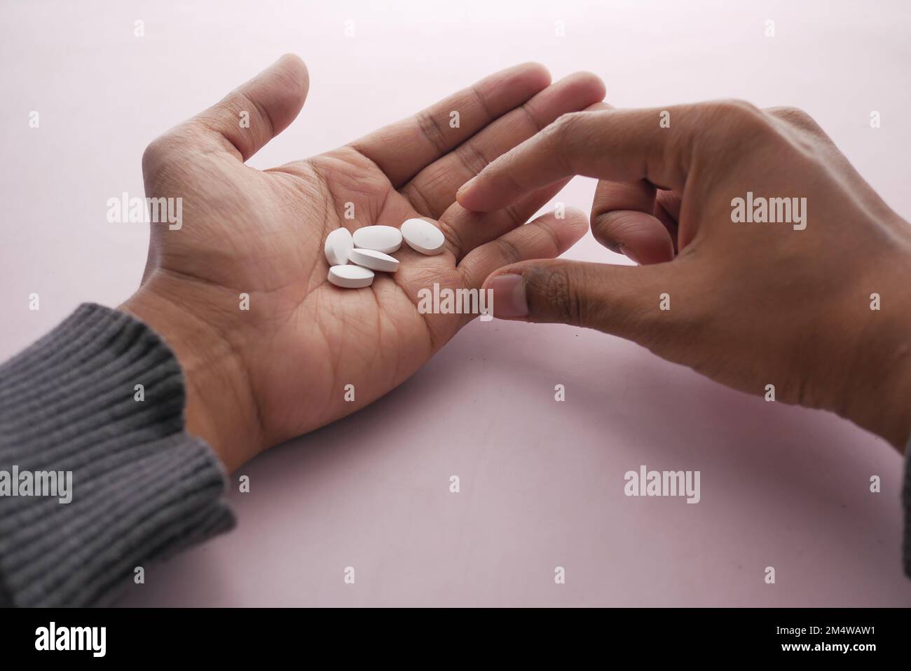 plan de pov des hommes de la main de choisir des pilules médicales Banque D'Images