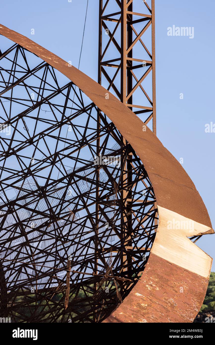 La rouille reste une expérience abandonnée de production d'énergie solaire. Laboratoire d'énergie solaire thermoélectrique. Construit illégalement sur des terres protégées Banque D'Images