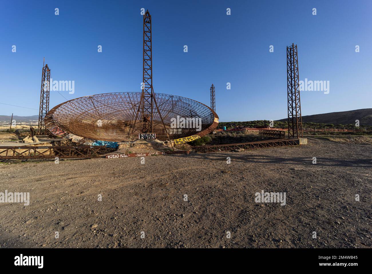 La rouille reste une expérience abandonnée de production d'énergie solaire. Laboratoire d'énergie solaire thermoélectrique. Construit illégalement sur des terres protégées Banque D'Images