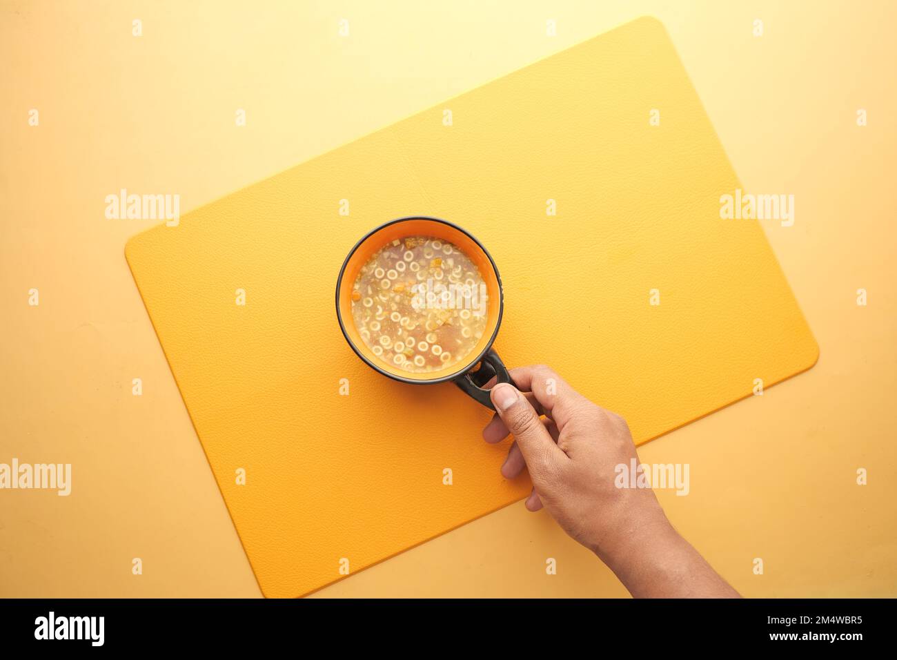 soupe instantanée dans une tasse sur la table Banque D'Images