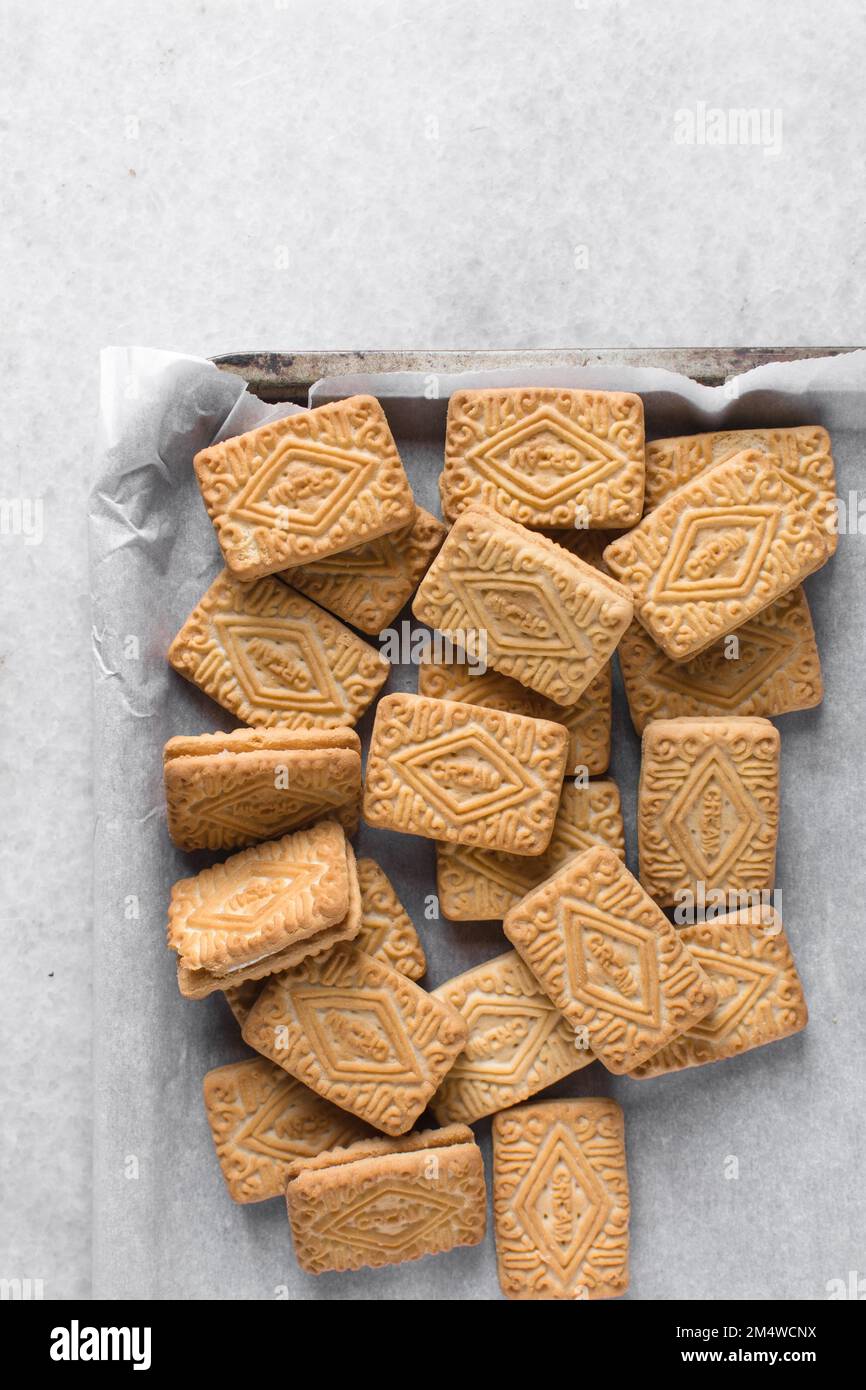 Biscuits-sandwiches remplis de crème, biscuits à la crème, biscuits sur plateau en marbre Banque D'Images