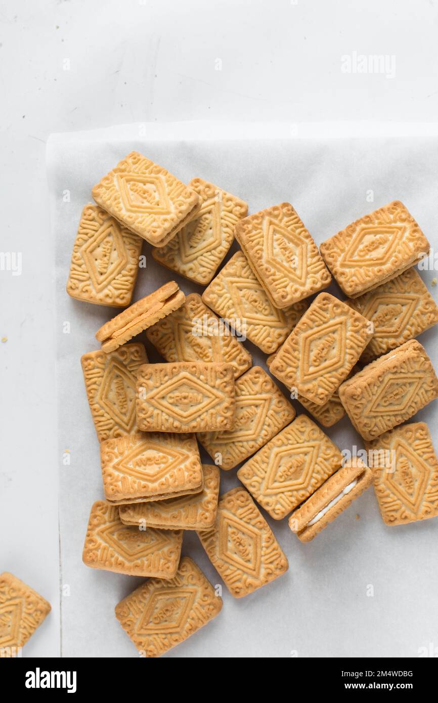 Biscuits-sandwiches remplis de crème, biscuits à la crème, biscuits sur plateau en marbre Banque D'Images