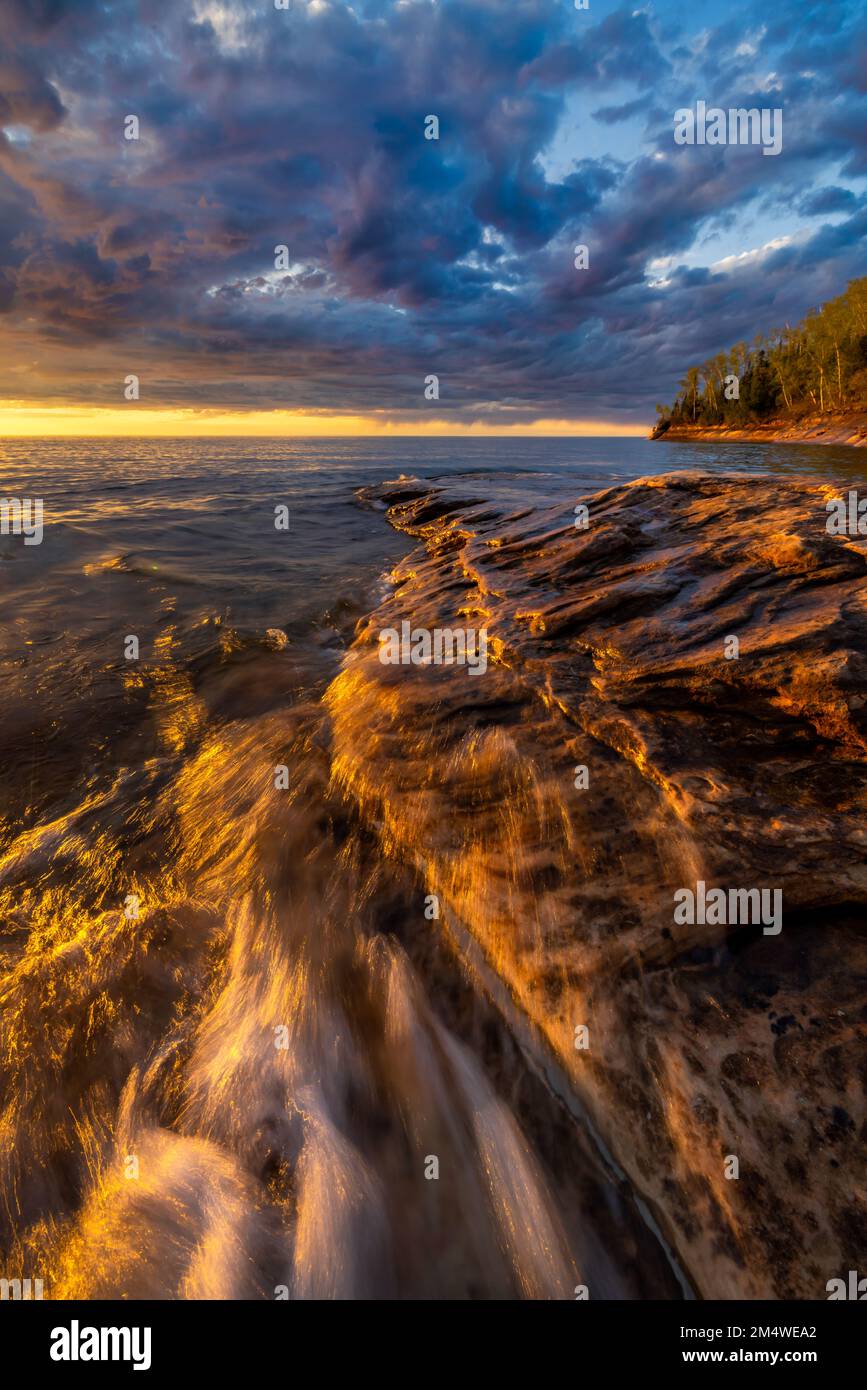 La lumière du soleil et les vagues douces créent une scène paisible sur Miners Beach sur le lac supérieur à Pictured Rocks National Lakeshore près de Munising Michigan USA Banque D'Images
