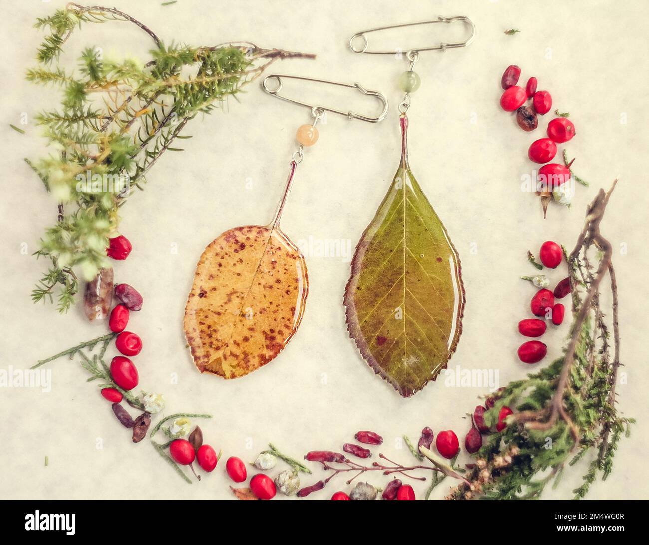 Gros plan broches avec feuilles en résine époxy photo concept Banque D'Images